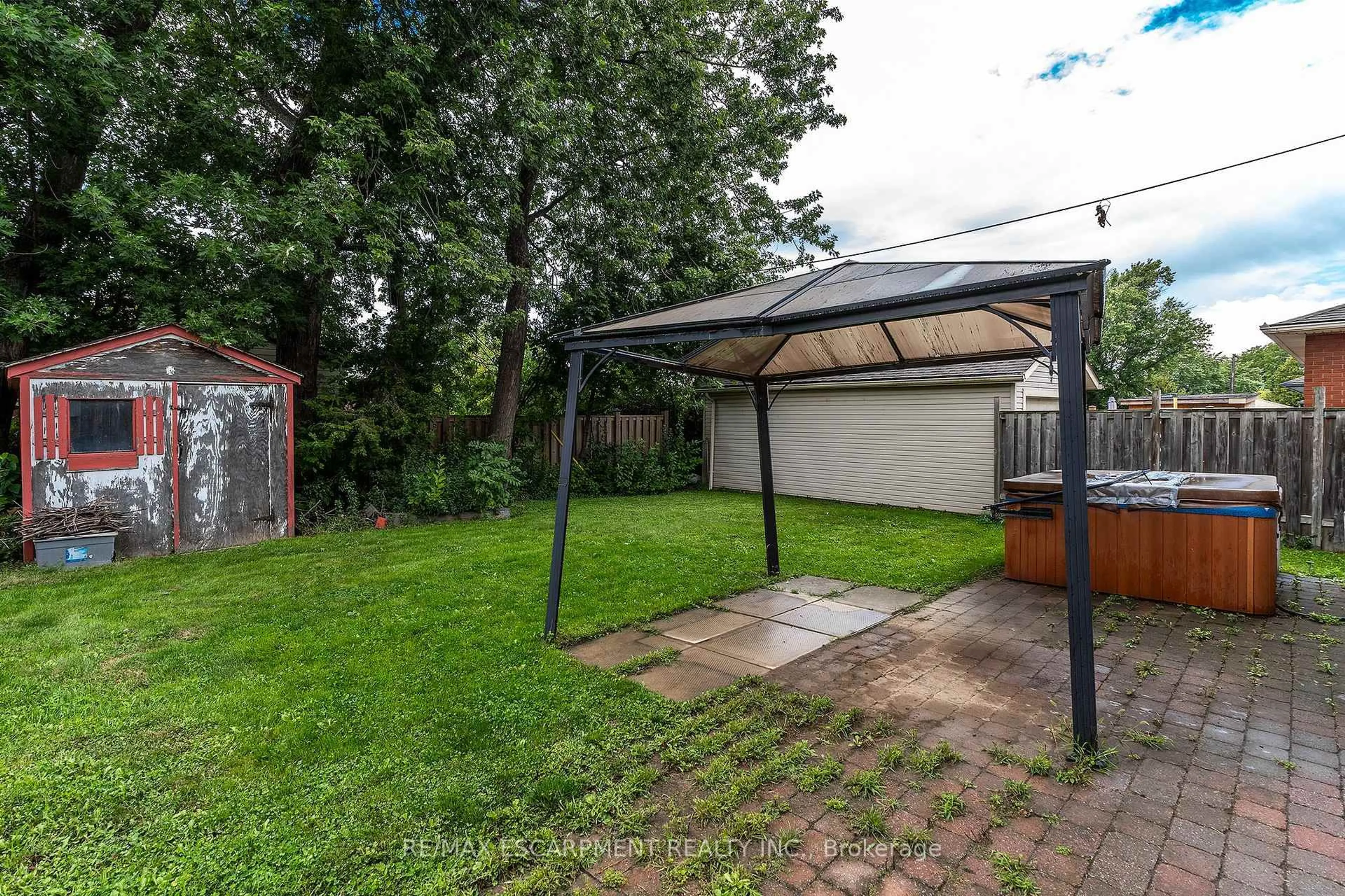 Patio, street for 330 East 15th St, Hamilton Ontario L9A 4G5