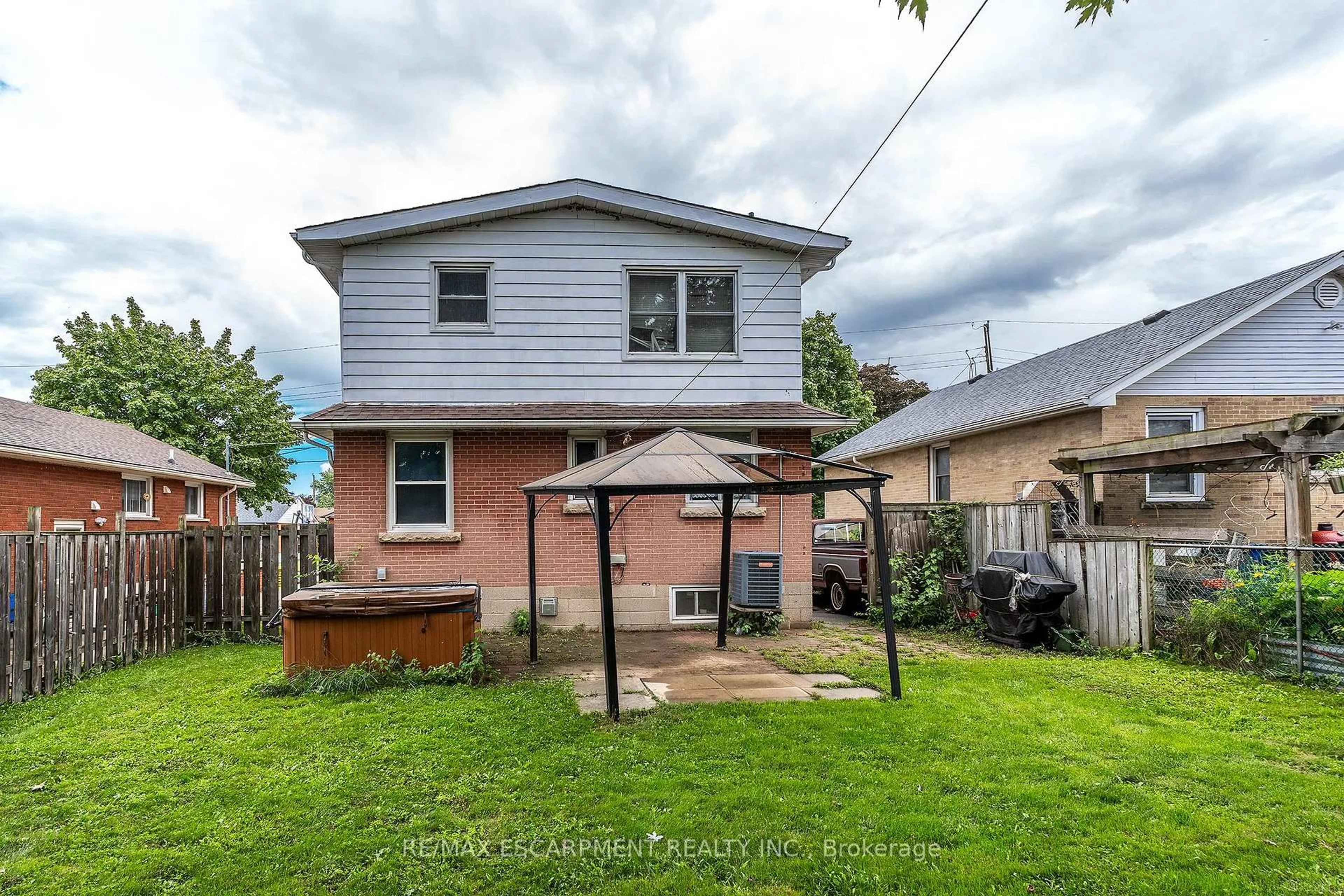 A pic from outside/outdoor area/front of a property/back of a property/a pic from drone, street for 330 East 15th St, Hamilton Ontario L9A 4G5