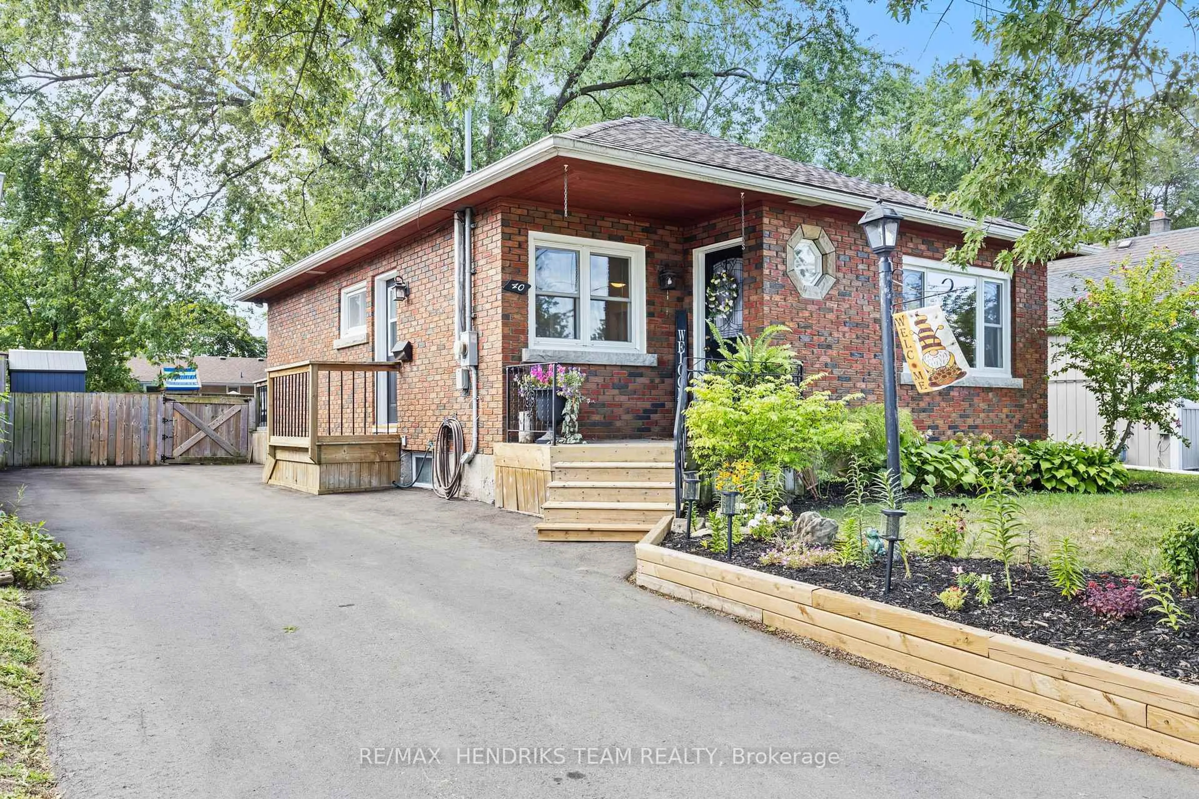Home with brick exterior material, street for 40 Alexandra Blvd, St. Catharines Ontario L2P 1J9