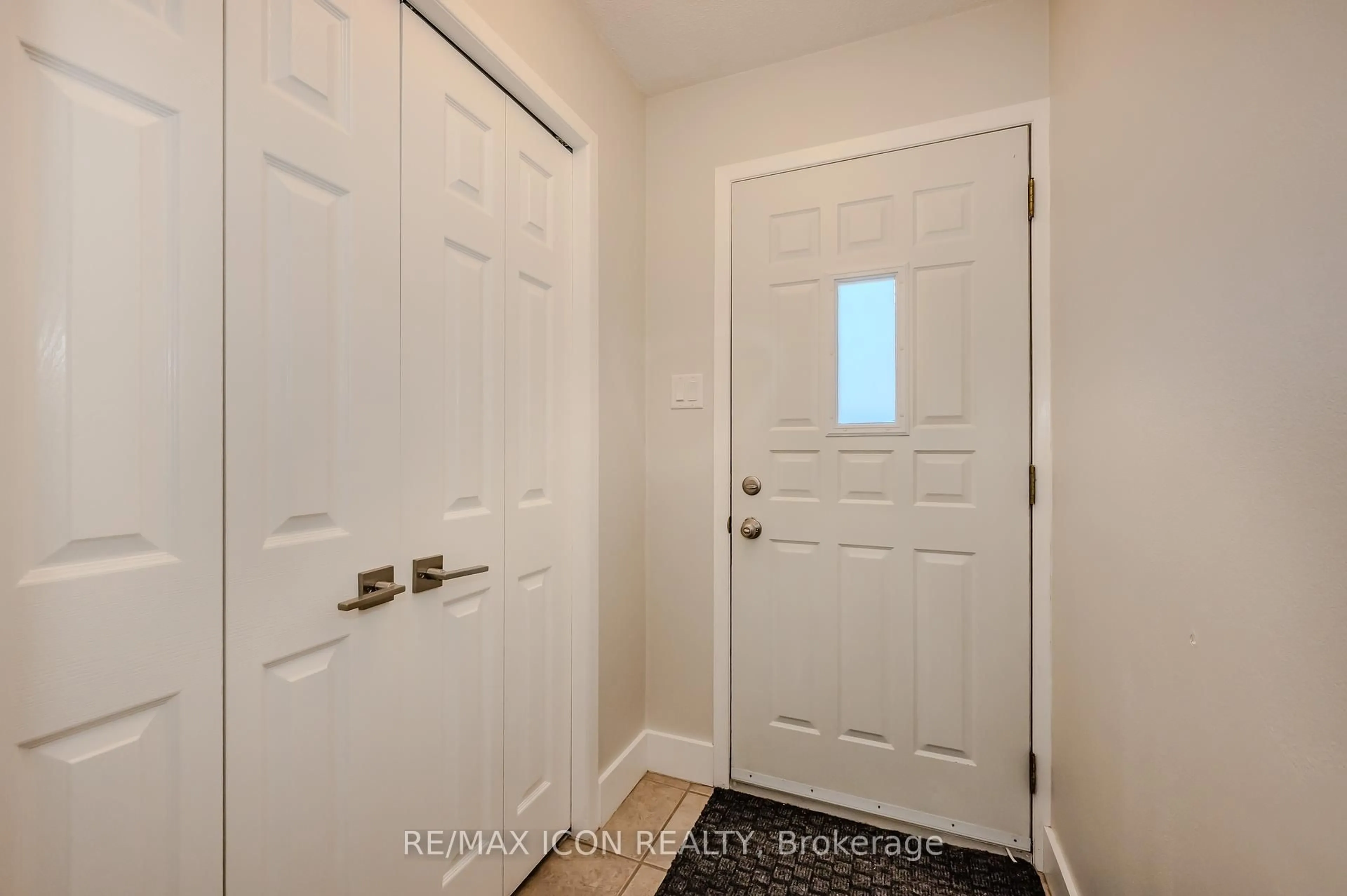 Indoor entryway for 337 Kingswood Dr #12, Kitchener Ontario N2E 1X5