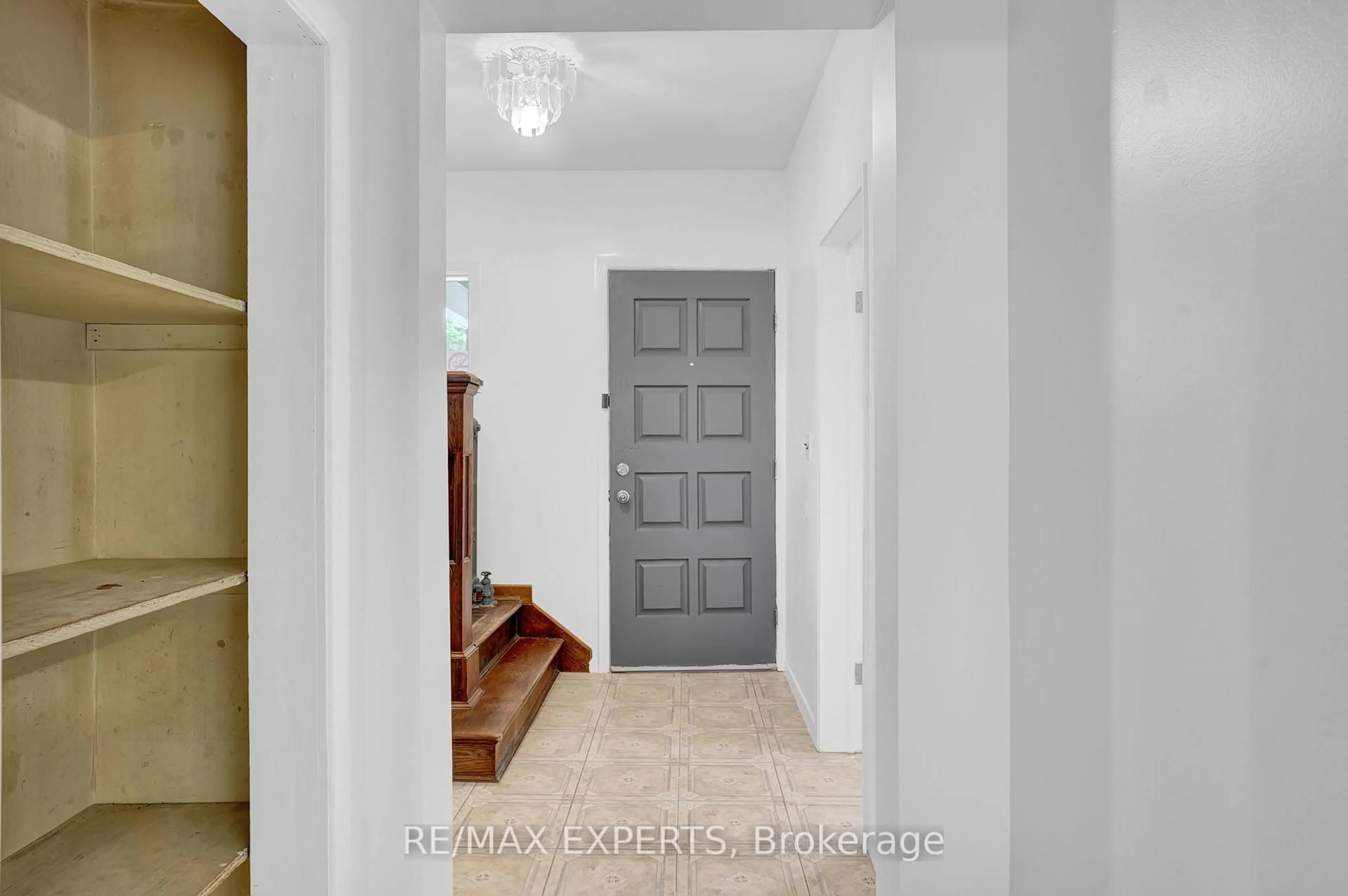 Indoor entryway for 93 State St, Welland Ontario L3B 4K6