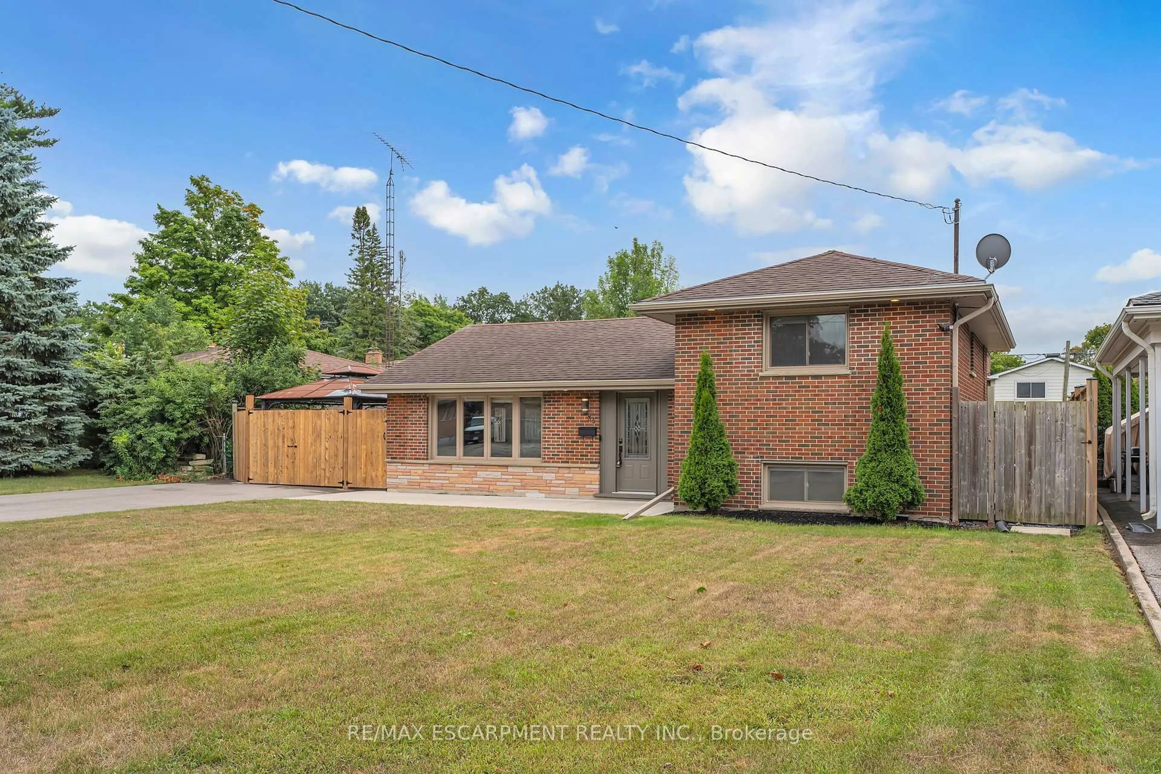 A pic from outside/outdoor area/front of a property/back of a property/a pic from drone, street for 35 Hickery Pl, Brantford Ontario N3S 3C7