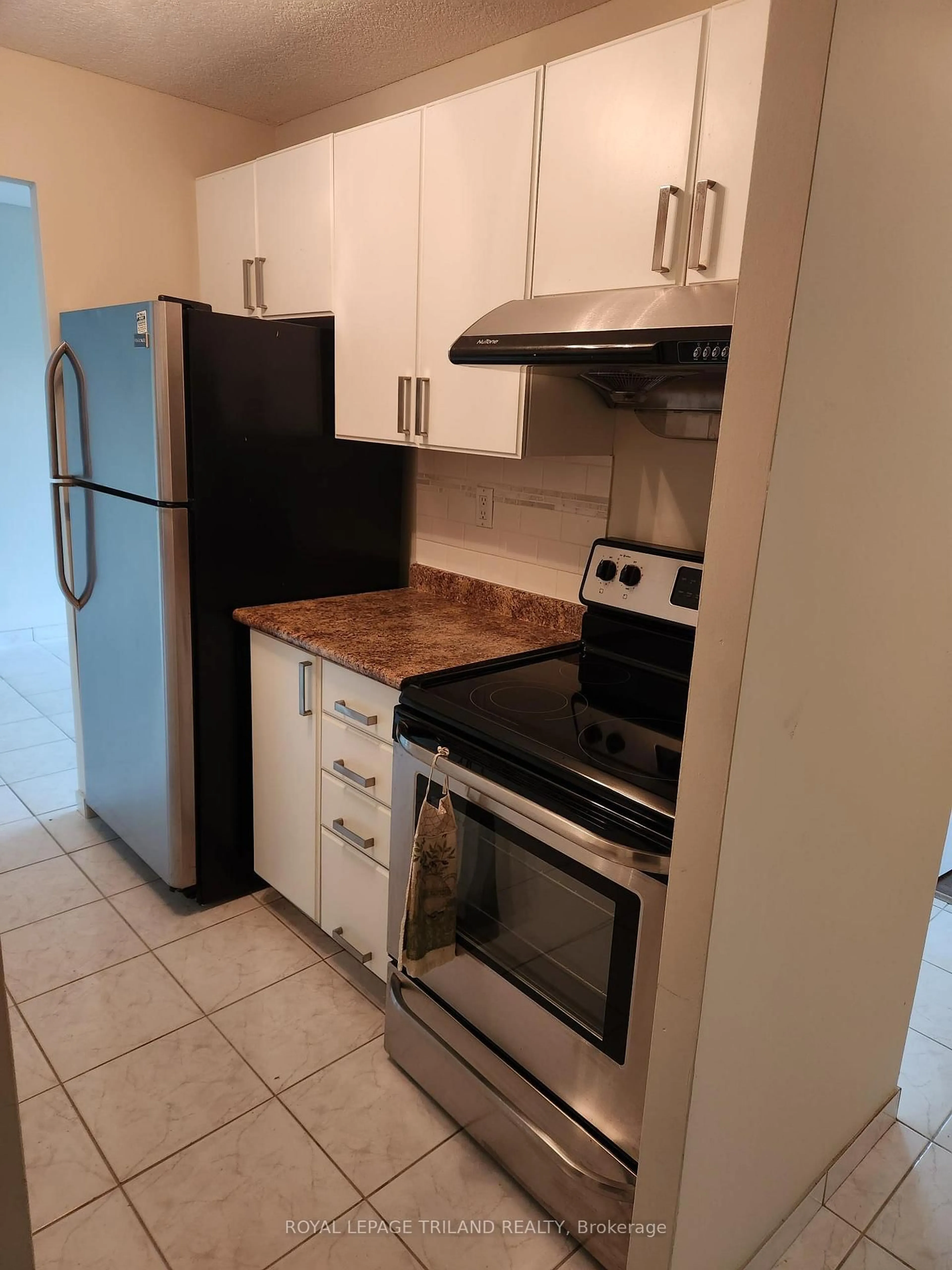 Standard kitchen, unknown for 45 Pond Mills Rd #415, London South Ontario N5Z 4W5