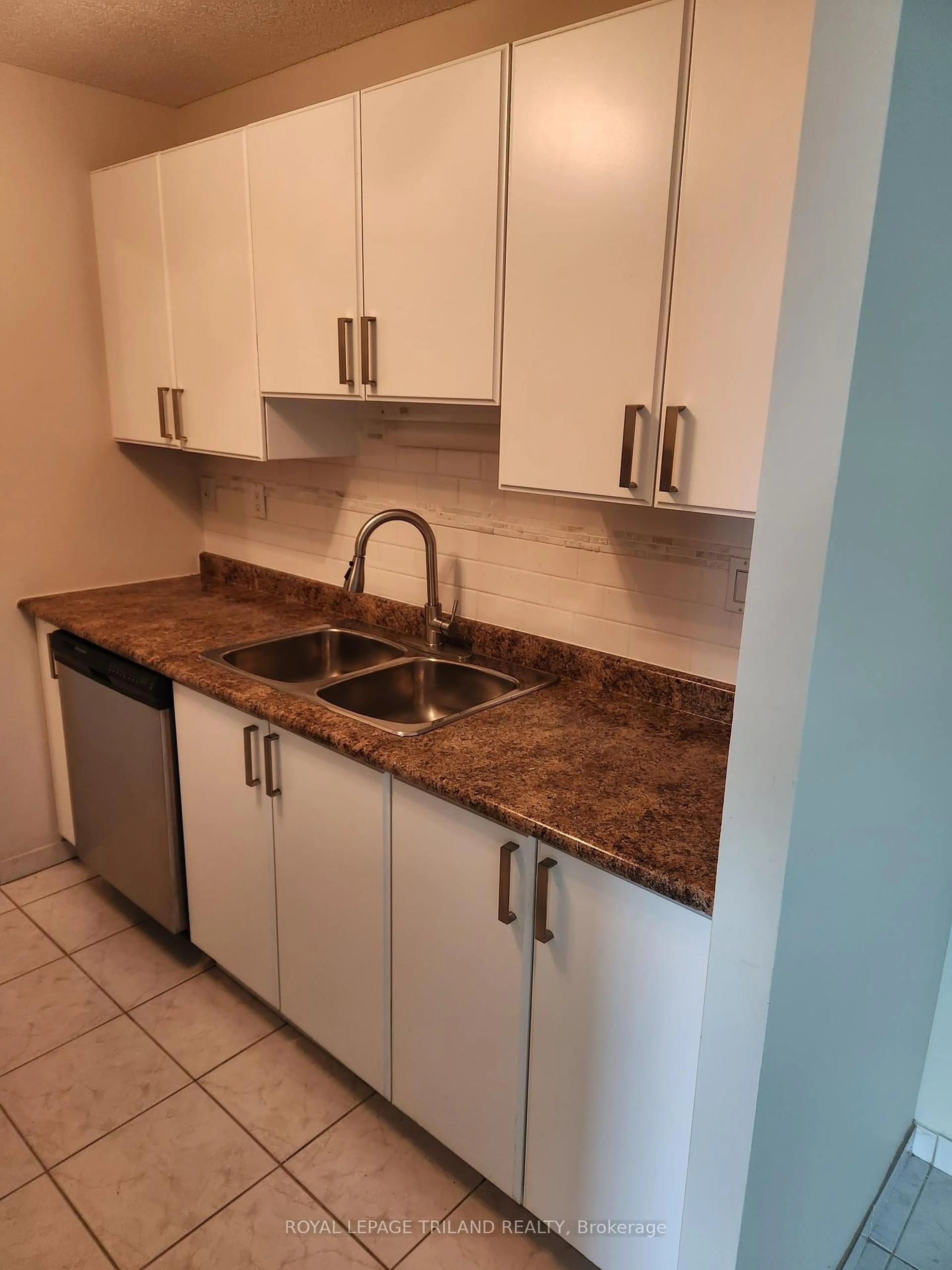 Standard kitchen, ceramic/tile floor for 45 Pond Mills Rd #415, London South Ontario N5Z 4W5