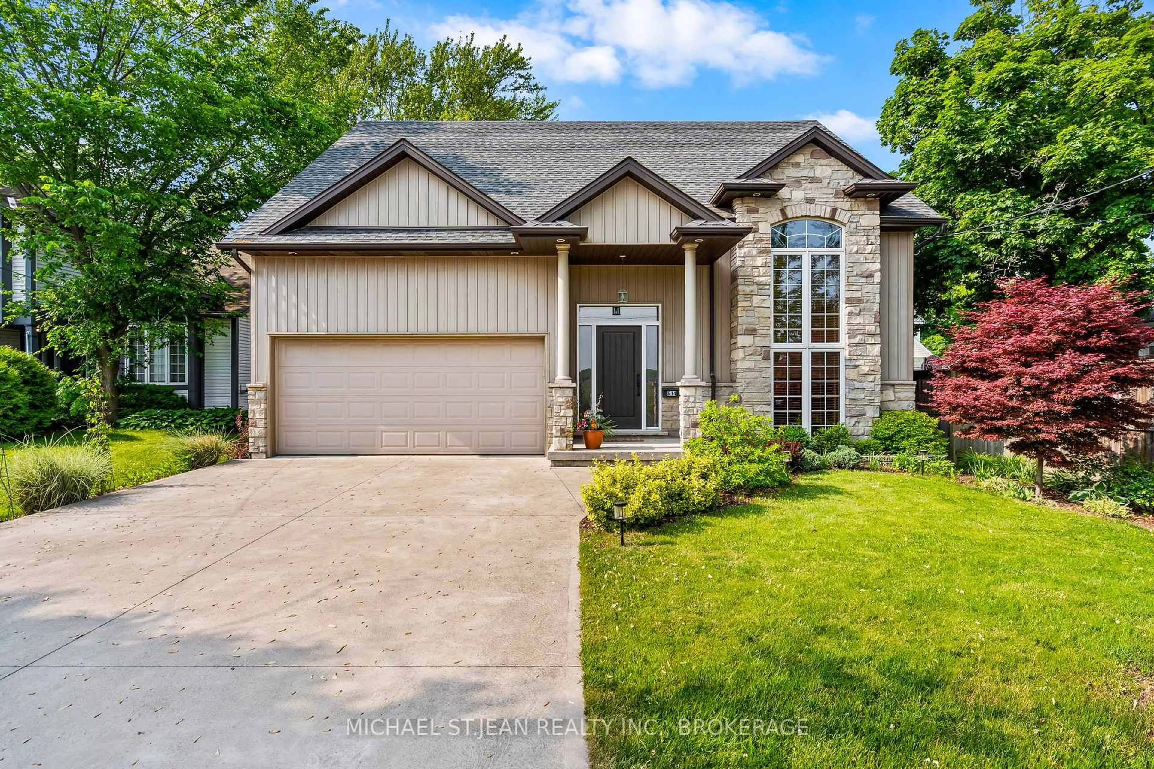 Home with brick exterior material, street for 614 Quaker Rd, Welland Ontario L3C 3H2