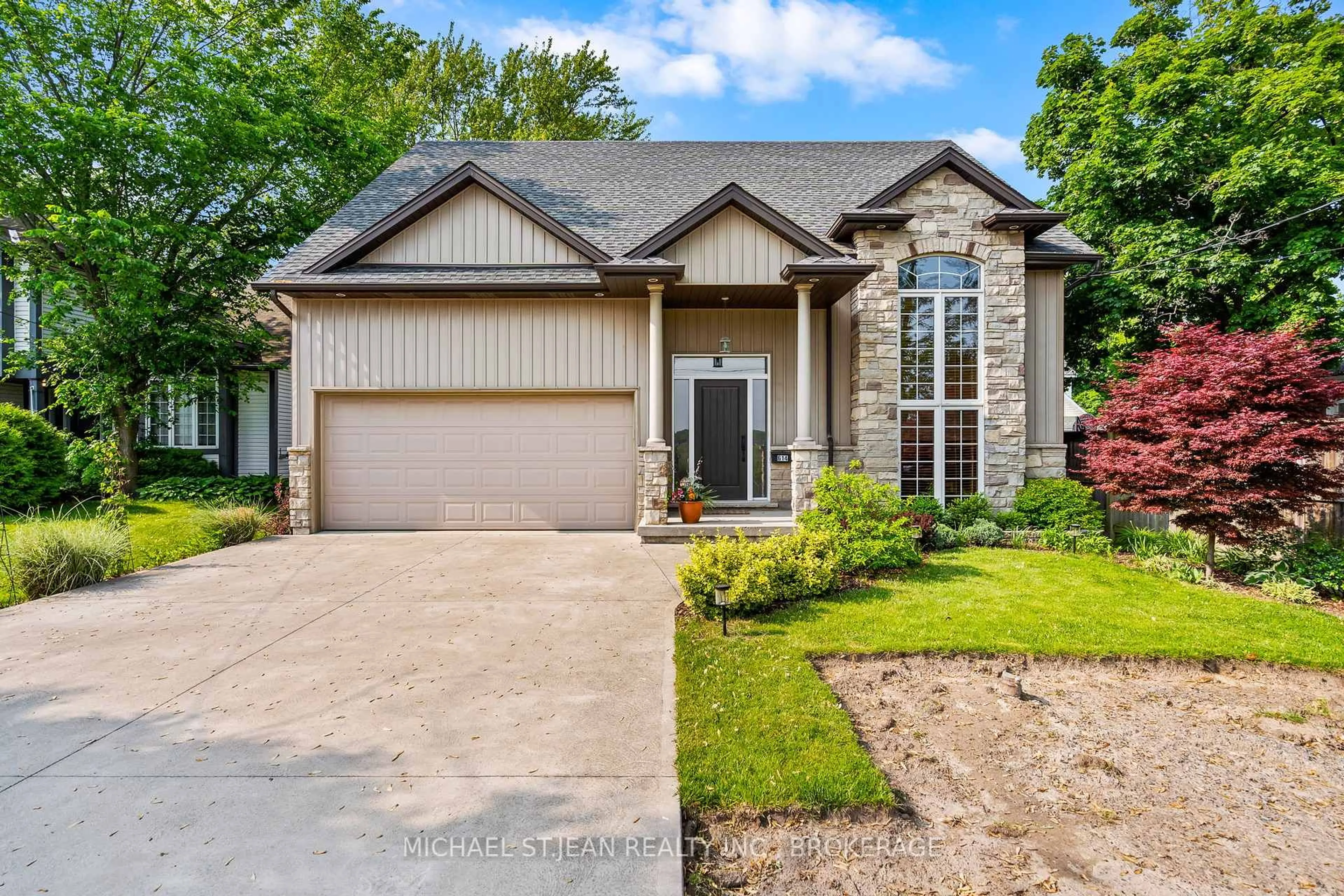 Home with brick exterior material, street for 614 Quaker Rd, Welland Ontario L3C 3H2