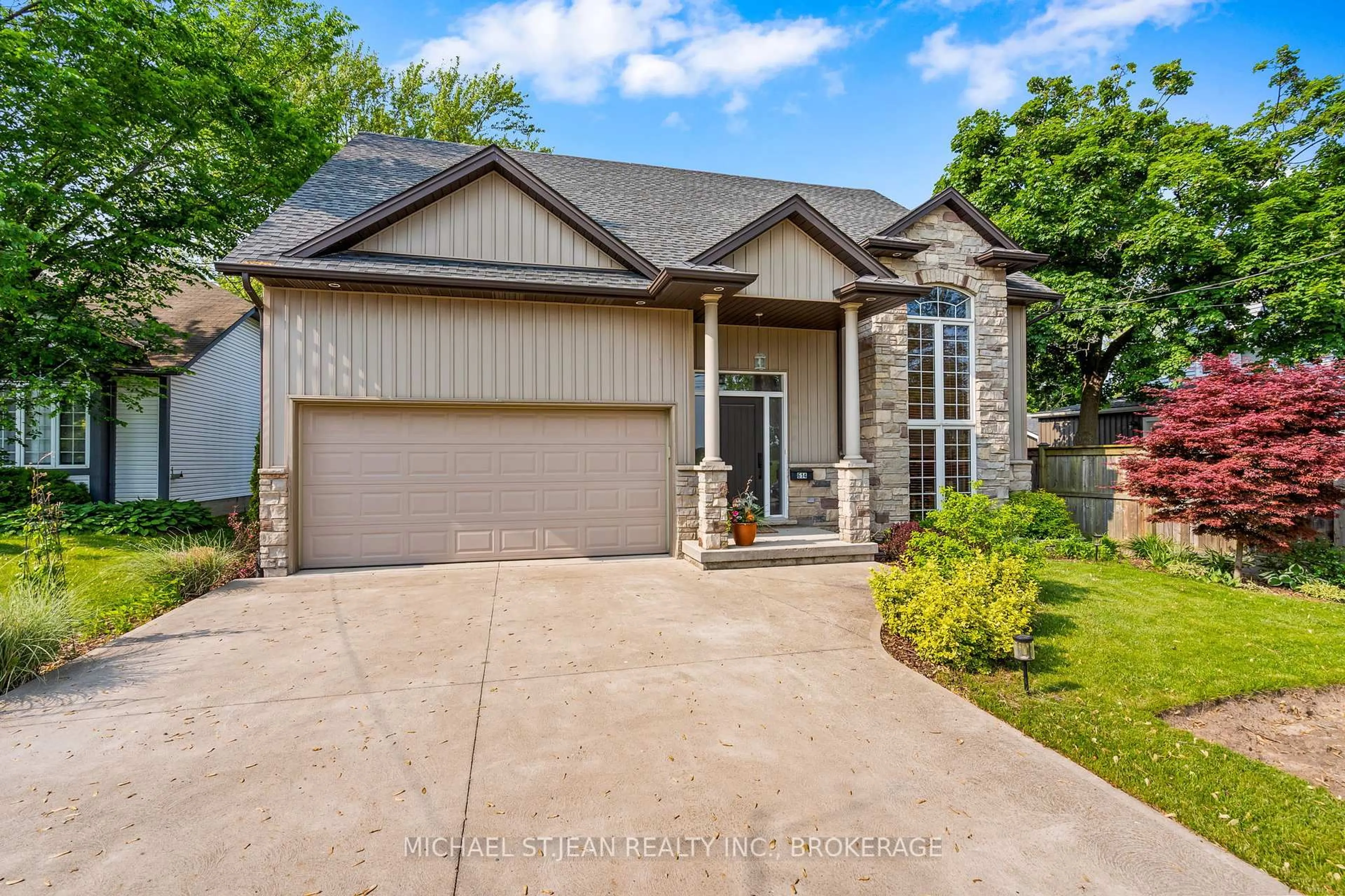 Home with brick exterior material, street for 614 Quaker Rd, Welland Ontario L3C 3H2