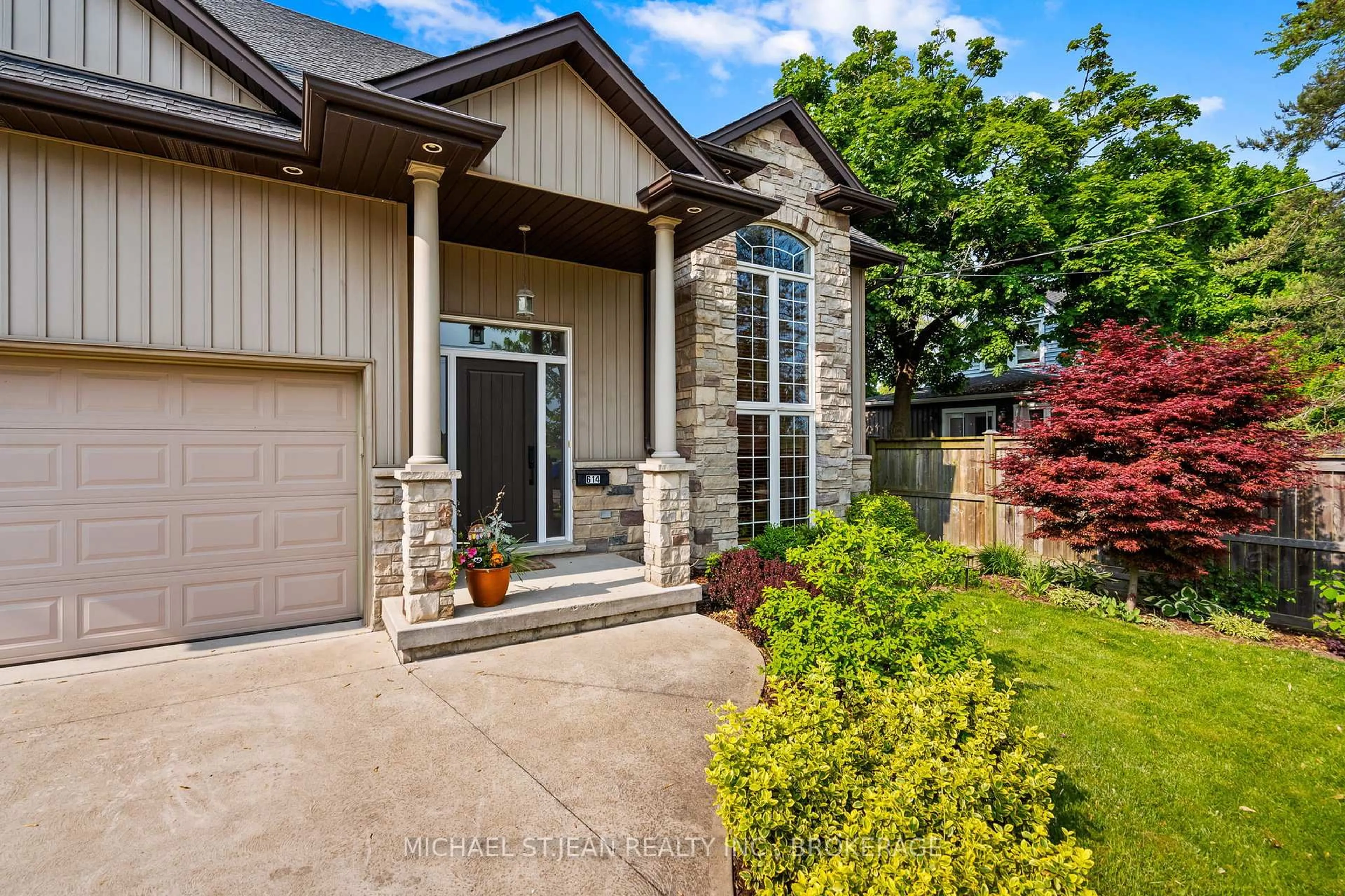 Home with brick exterior material, street for 614 Quaker Rd, Welland Ontario L3C 3H2