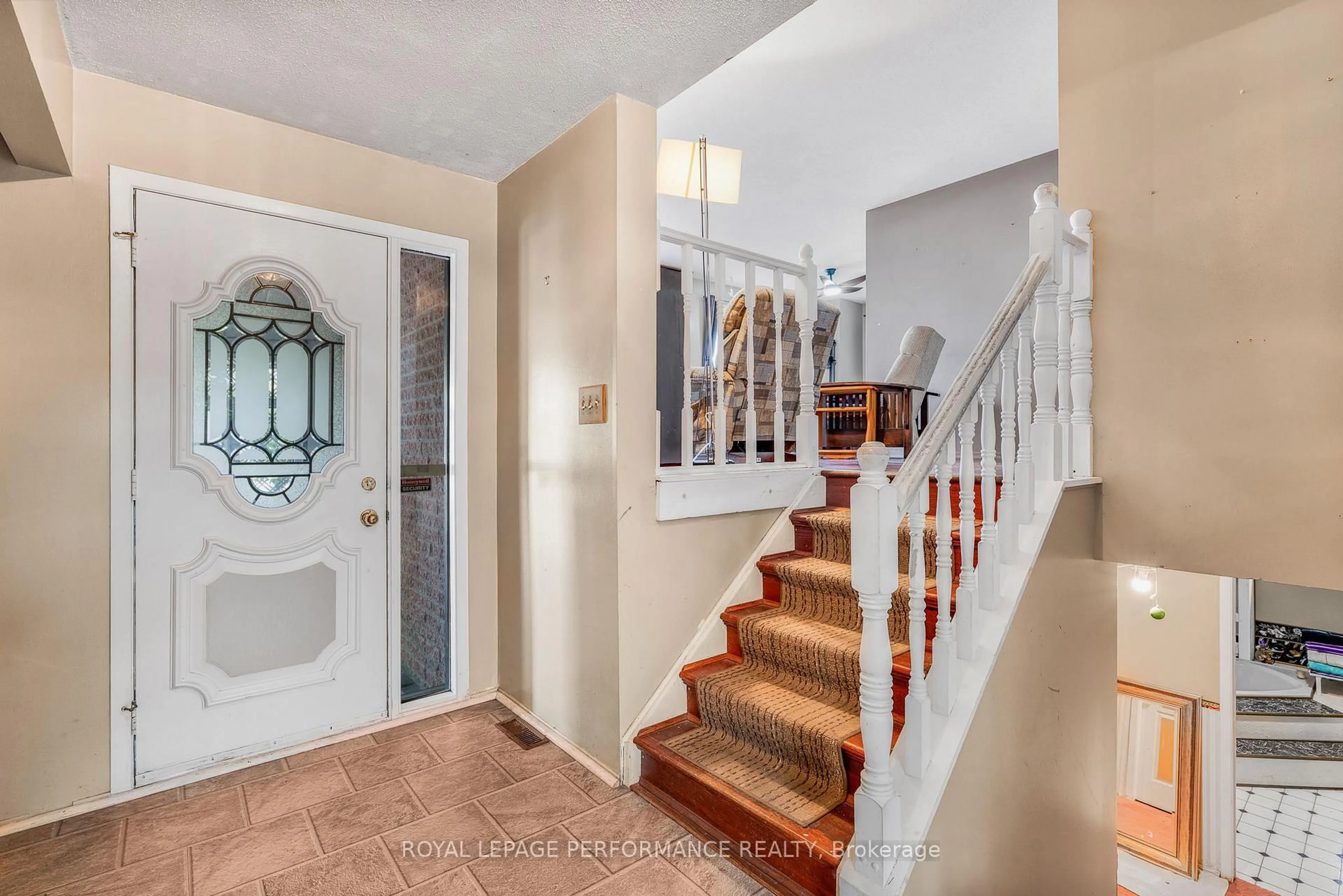 Indoor entryway for 42 Chateau Cres, Russell Ontario K0A 1W1