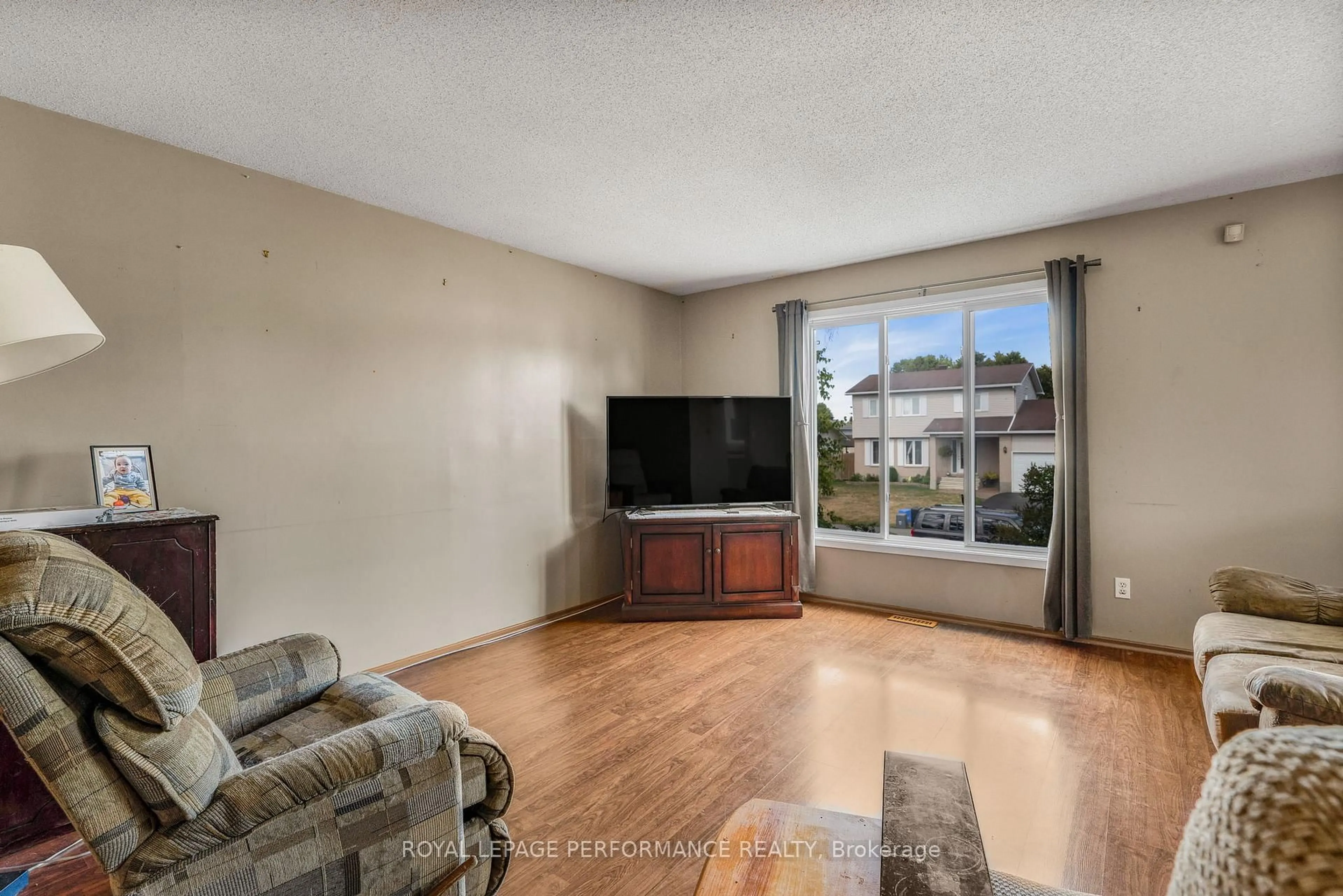 Living room with furniture, unknown for 42 Chateau Cres, Russell Ontario K0A 1W1