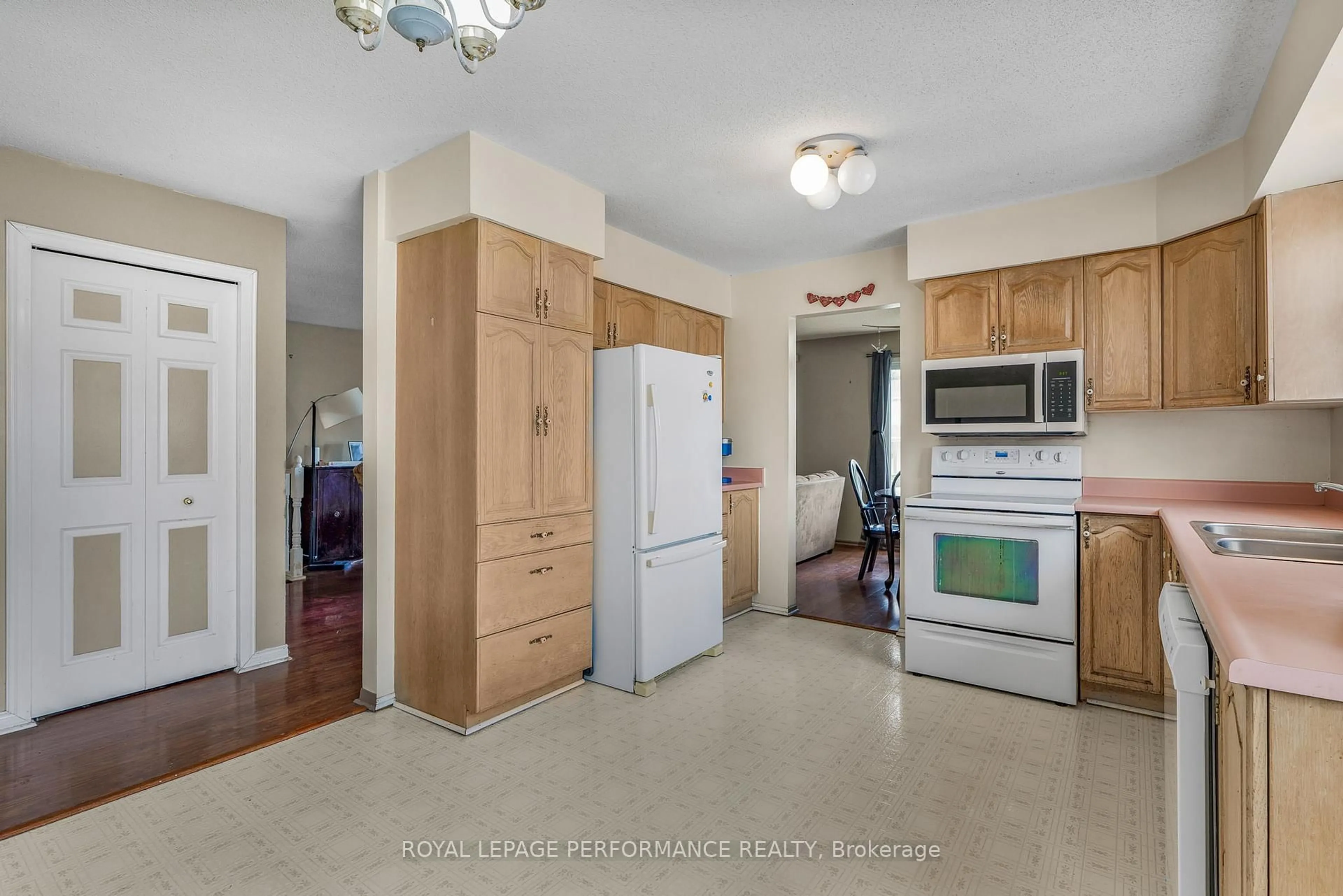 Standard kitchen, ceramic/tile floor for 42 Chateau Cres, Russell Ontario K0A 1W1