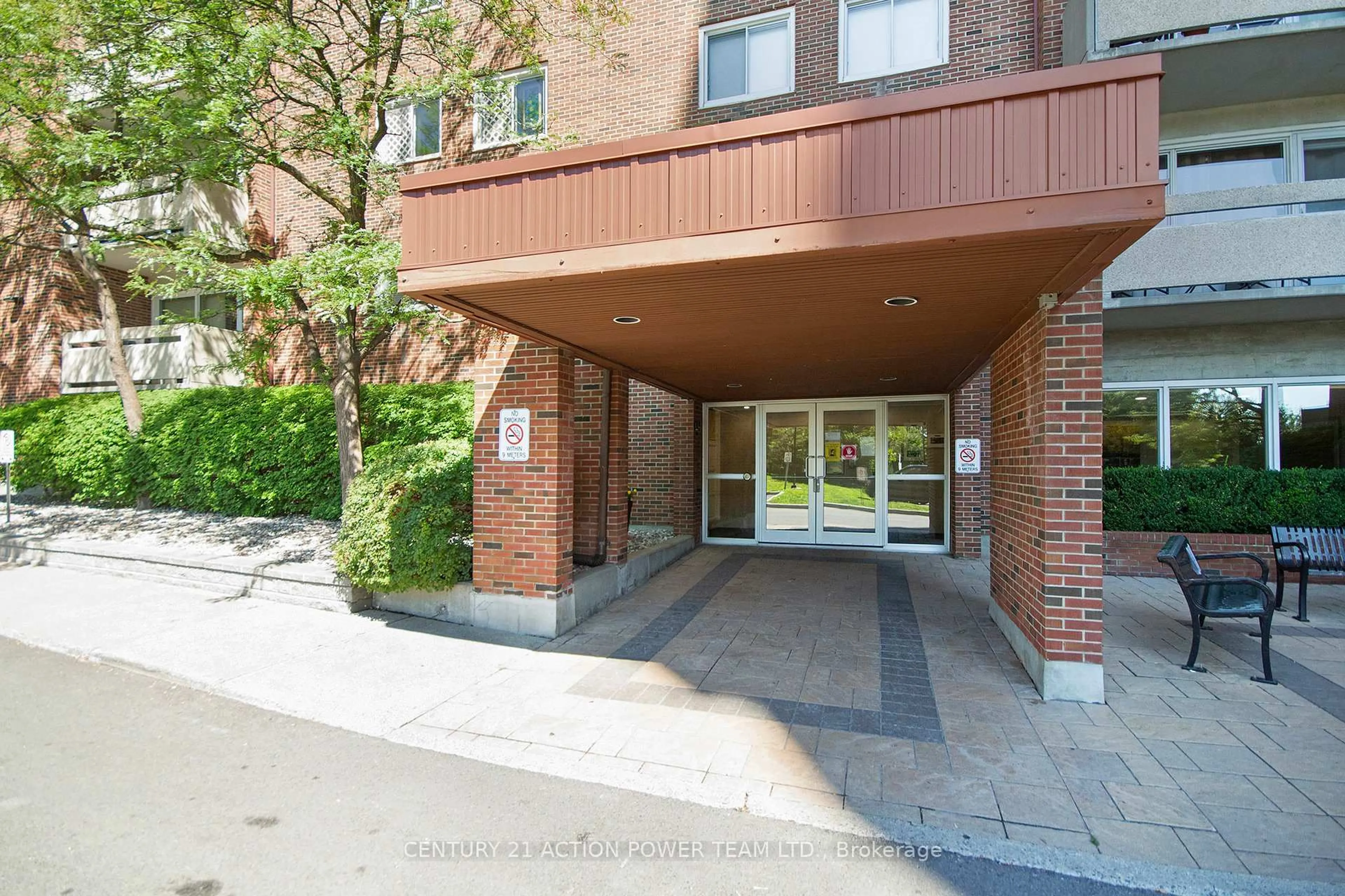 Indoor foyer for 915 Elmsmere Rd #314, Ottawa Ontario K1J 8H8