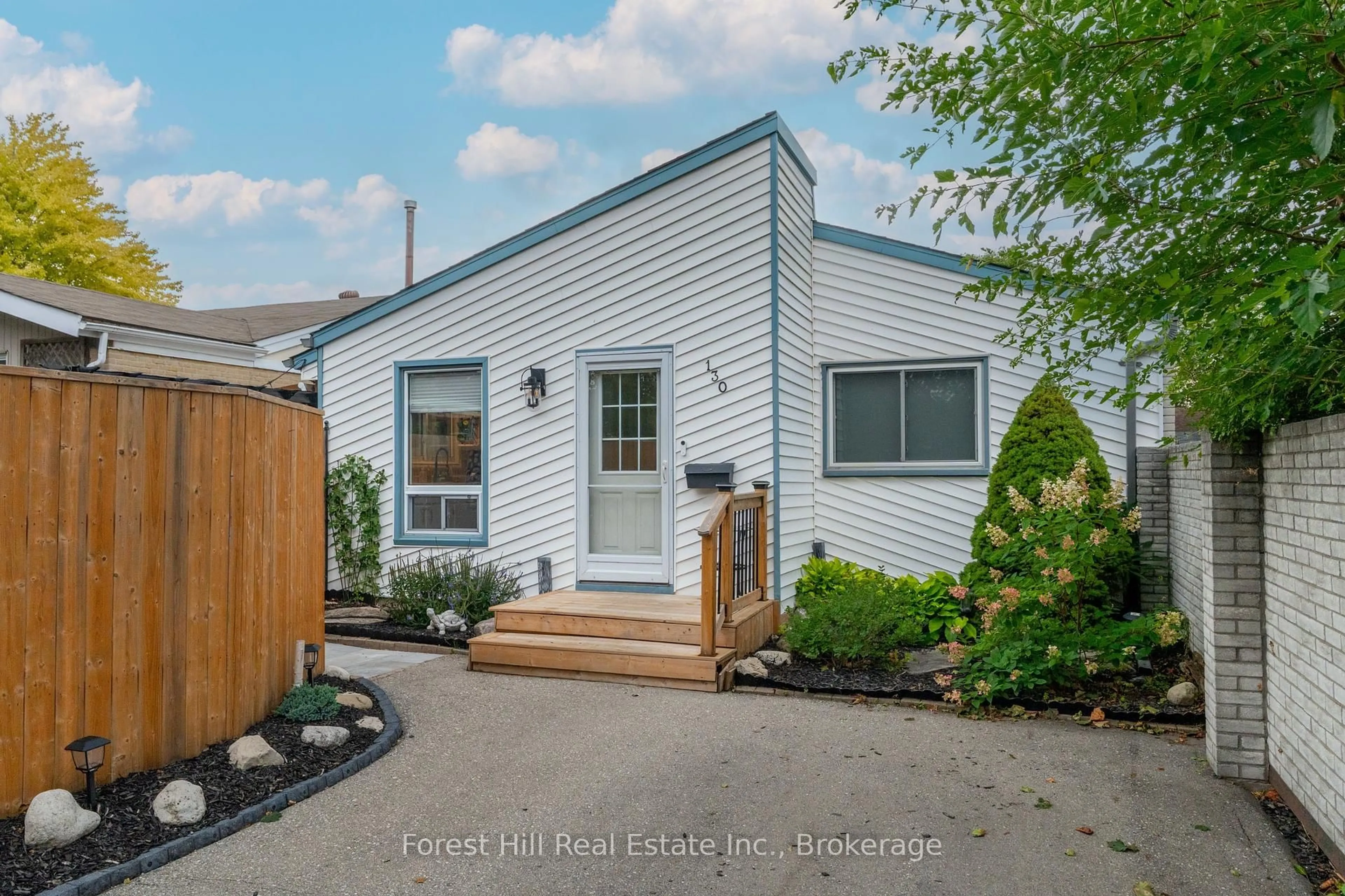Home with vinyl exterior material, street for 130 Pepperwood Cres, Kitchener Ontario N2A 2R3