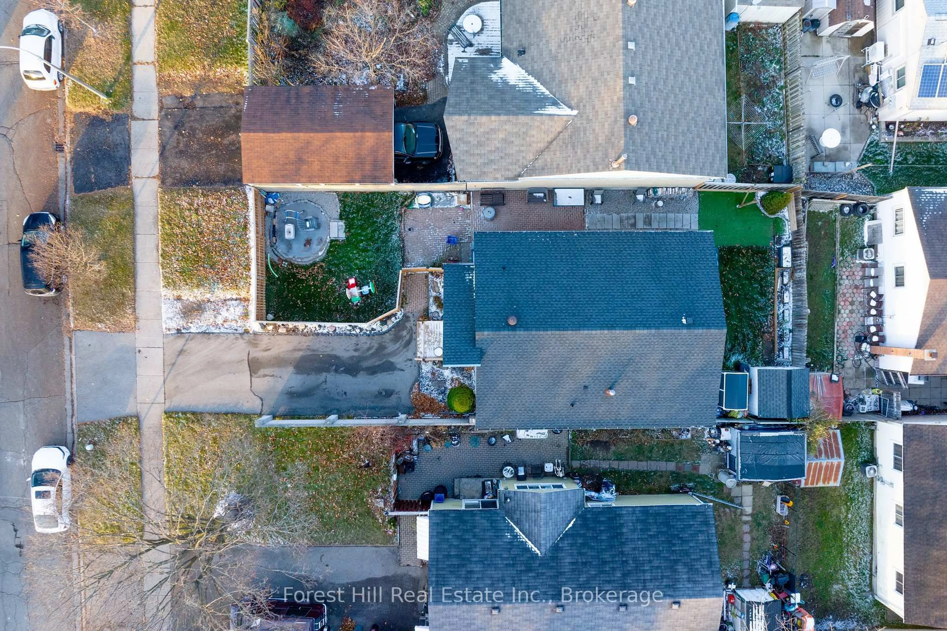 A pic from outside/outdoor area/front of a property/back of a property/a pic from drone, street for 130 Pepperwood Cres, Kitchener Ontario N2A 2R3