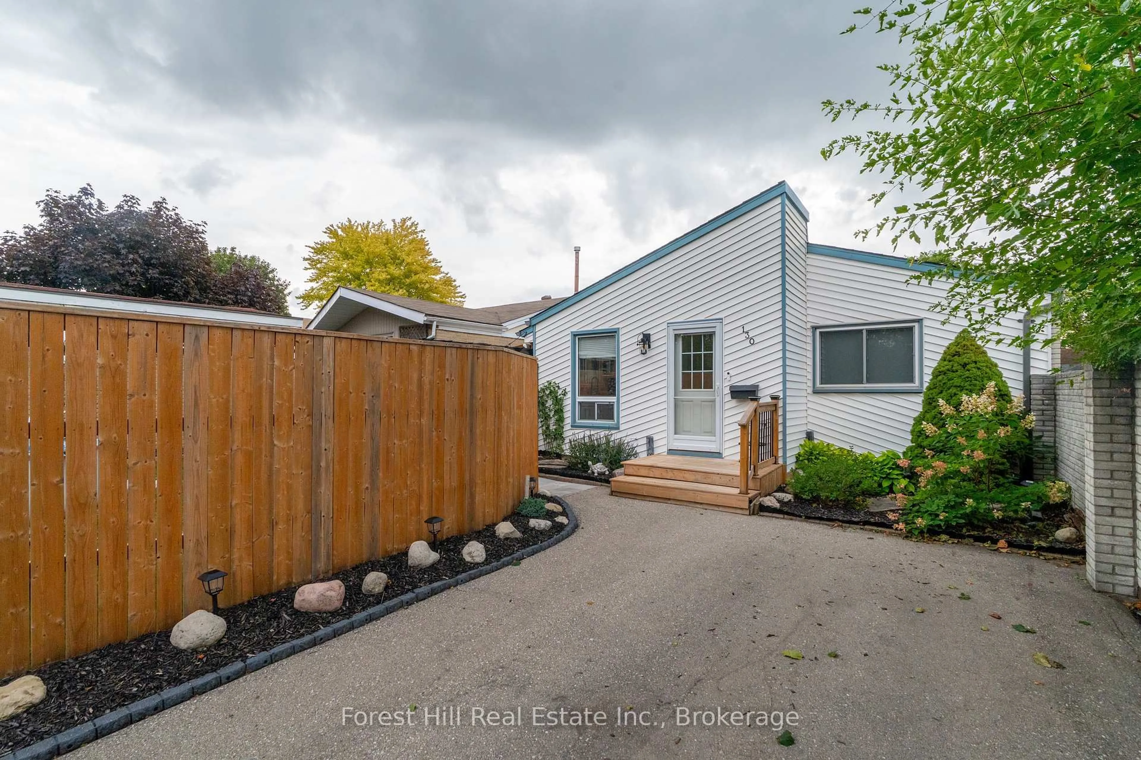 A pic from outside/outdoor area/front of a property/back of a property/a pic from drone, street for 130 Pepperwood Cres, Kitchener Ontario N2A 2R3