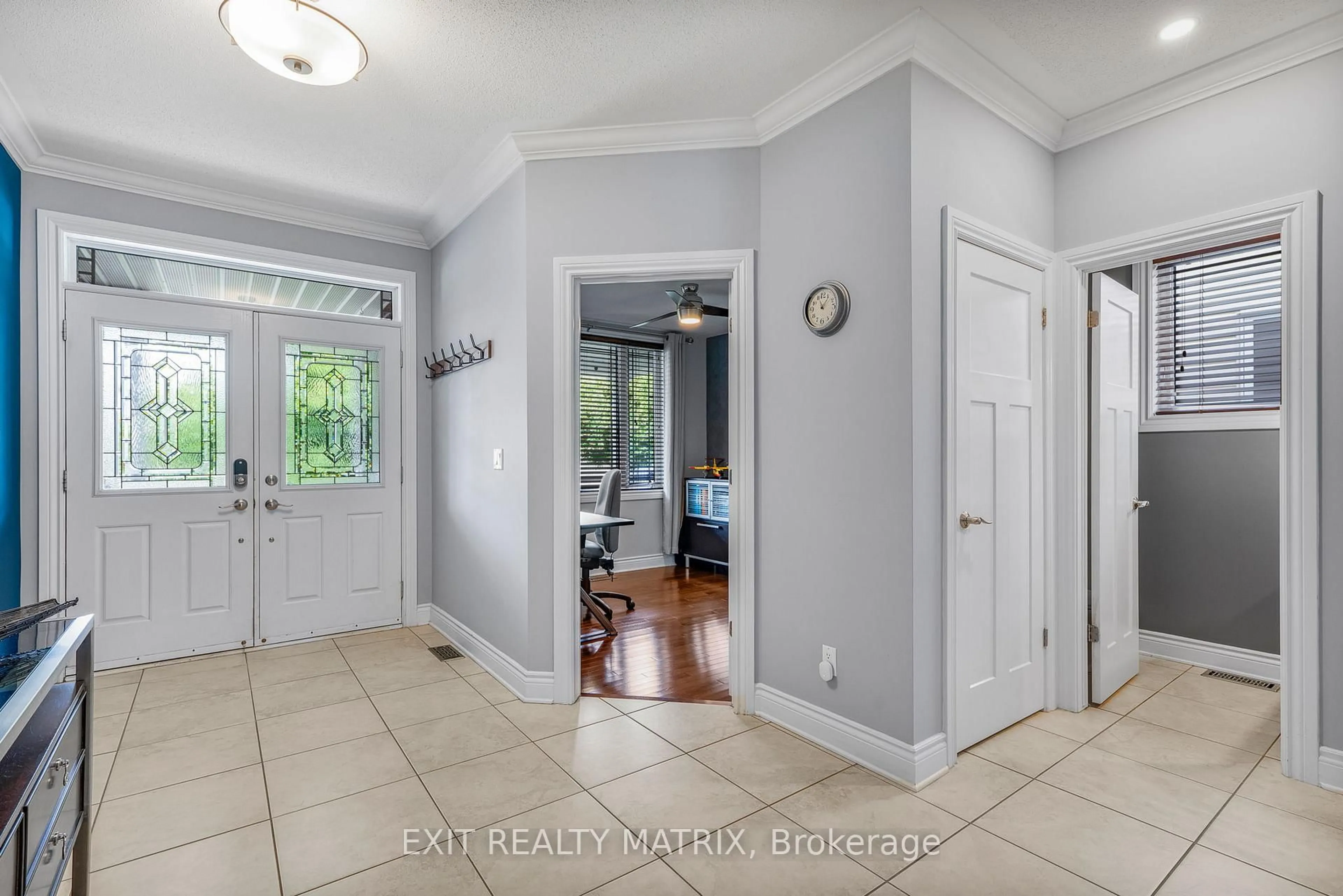 Indoor entryway for 352 Oakcrest Way, Ottawa Ontario K4A 0S5