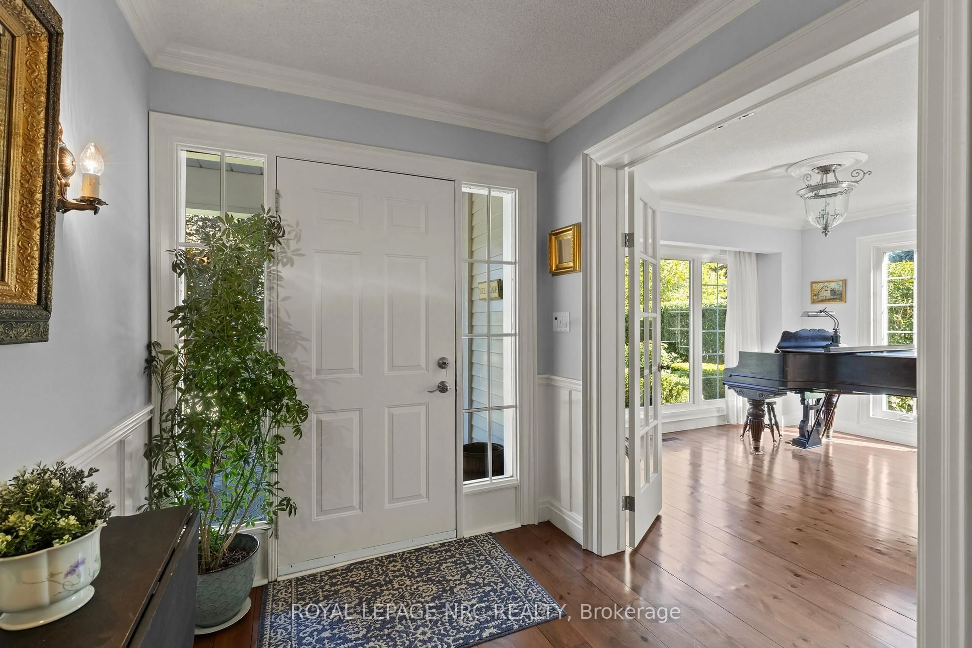 Indoor entryway for 36 CONFEDERATION Dr, Niagara-on-the-Lake Ontario L0S 1J0