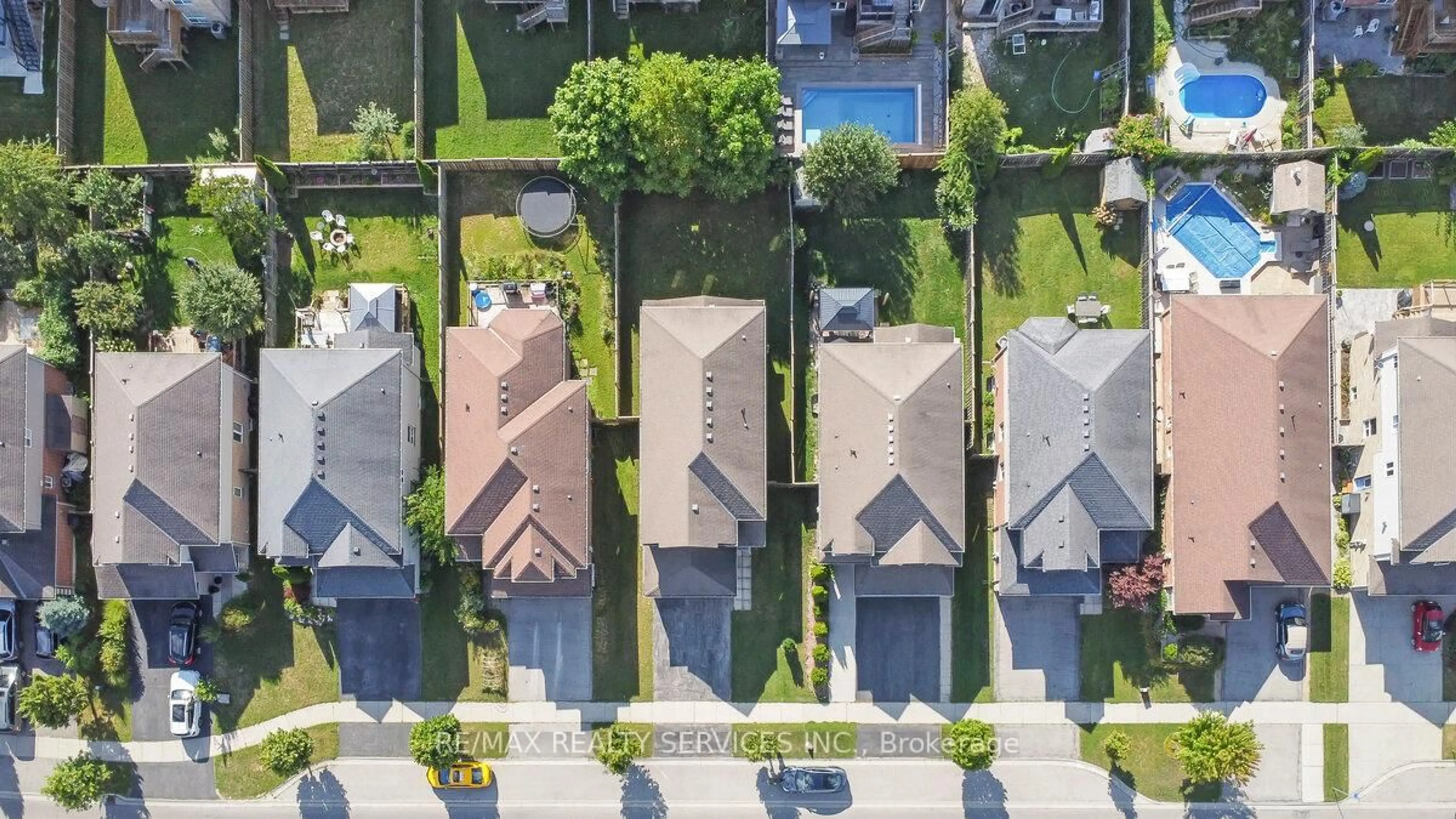 A pic from outside/outdoor area/front of a property/back of a property/a pic from drone, street for 829 Oakcrossing Rd, London North Ontario N6H 0A4