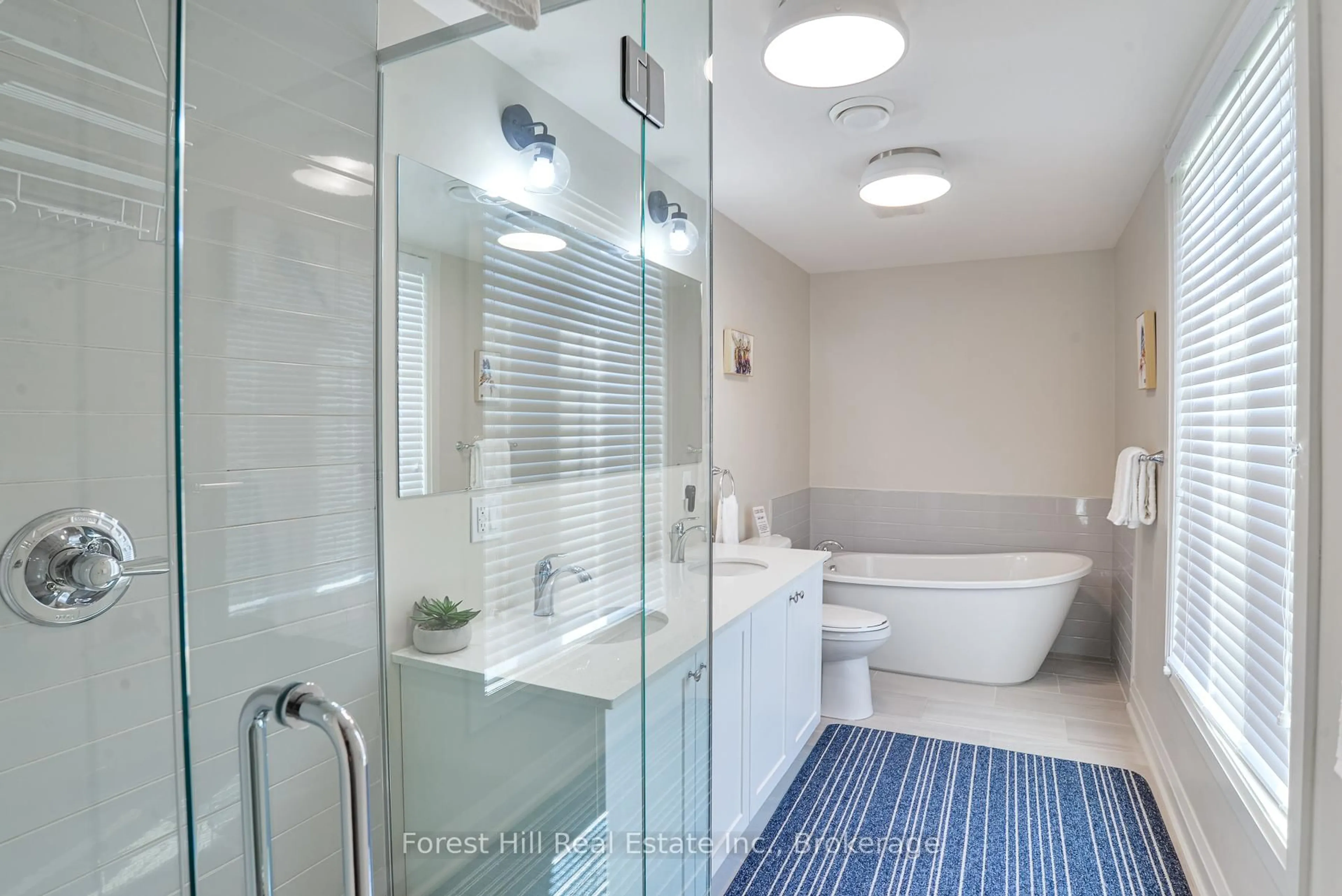 Contemporary bathroom, ceramic/tile floor for 2054 Peninsula Rd #Unit 16, Muskoka Lakes Ontario P0B 1G0