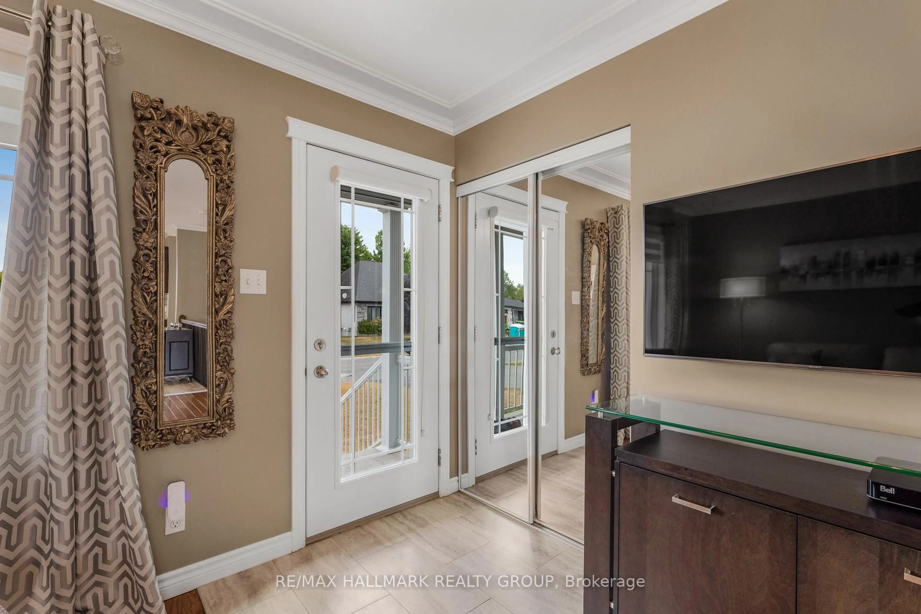 Indoor entryway for 89 Pitre St, Alfred and Plantagenet Ontario K0B 1A0