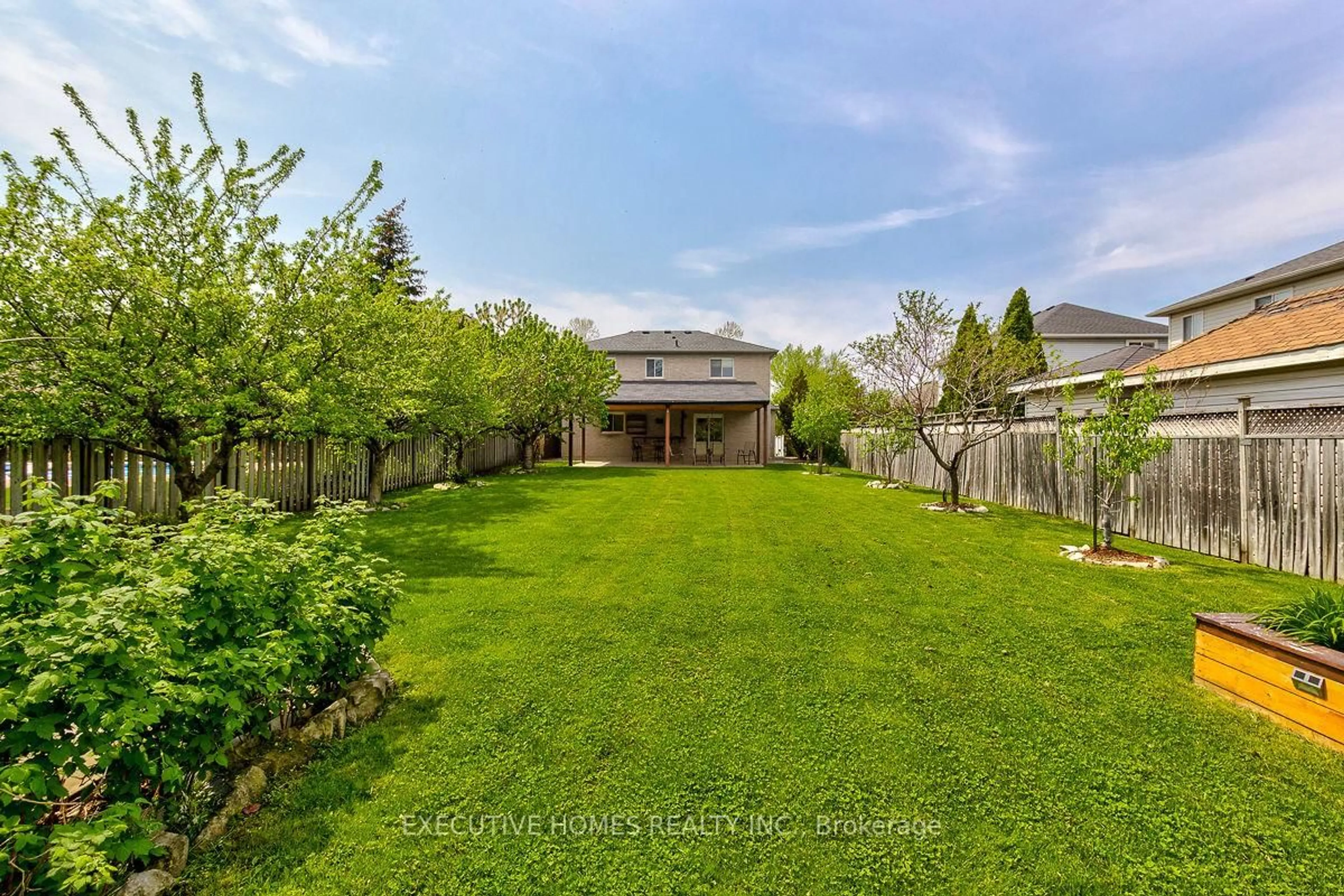 A pic from outside/outdoor area/front of a property/back of a property/a pic from drone, unknown for 42 Richmond Cres, Hamilton Ontario L8E 5S9
