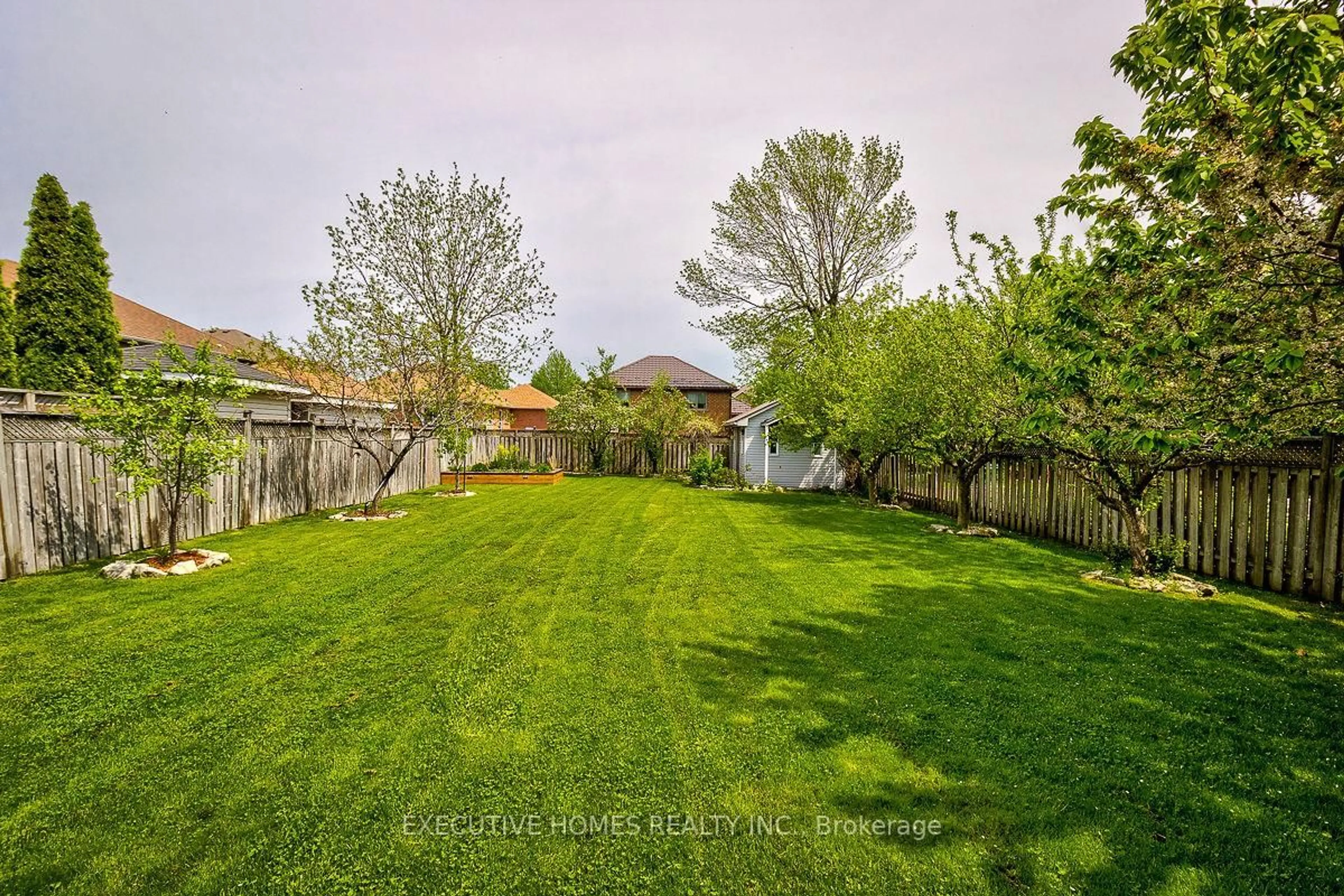 A pic from outside/outdoor area/front of a property/back of a property/a pic from drone, unknown for 42 Richmond Cres, Hamilton Ontario L8E 5S9