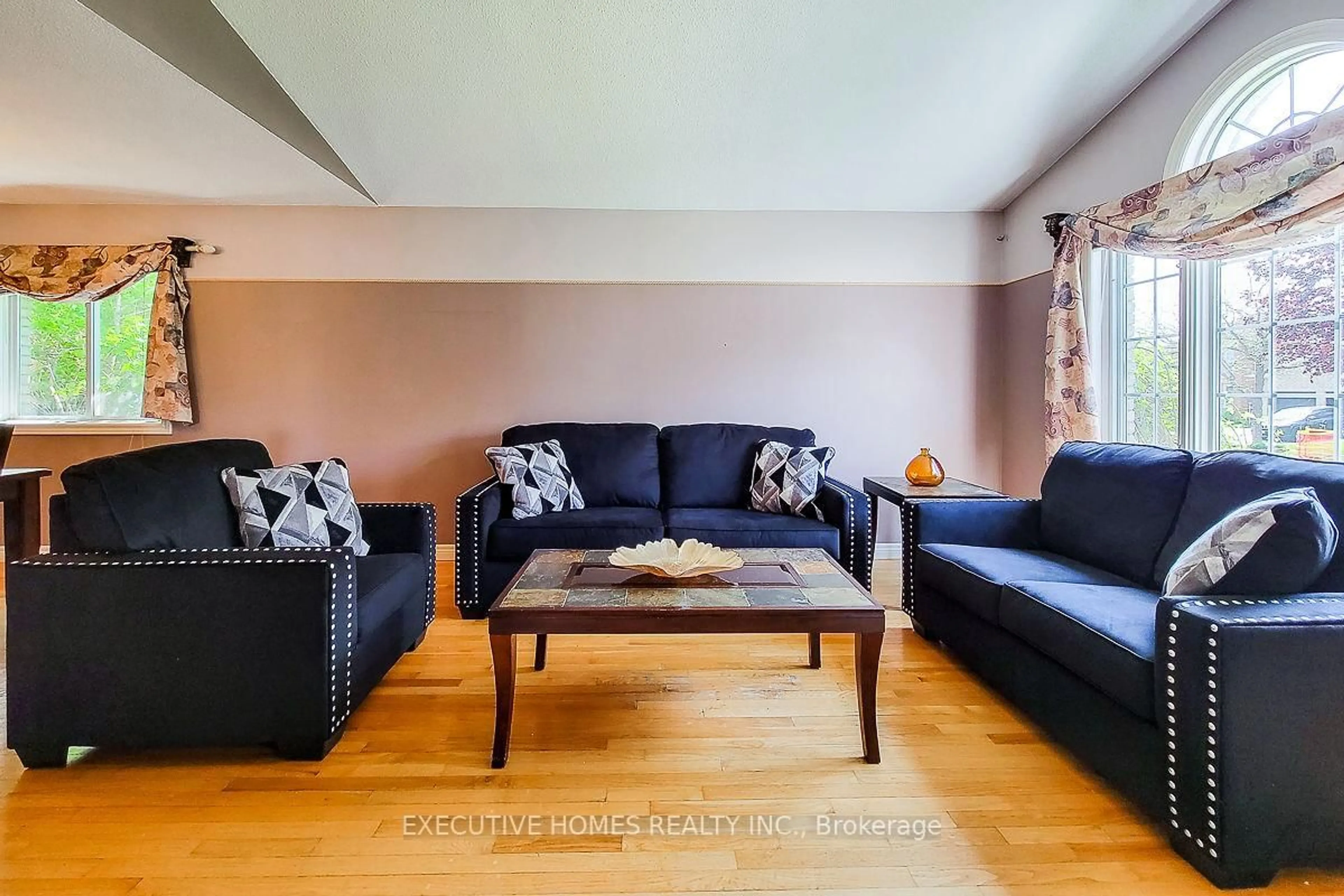 Living room with furniture, unknown for 42 Richmond Cres, Hamilton Ontario L8E 5S9
