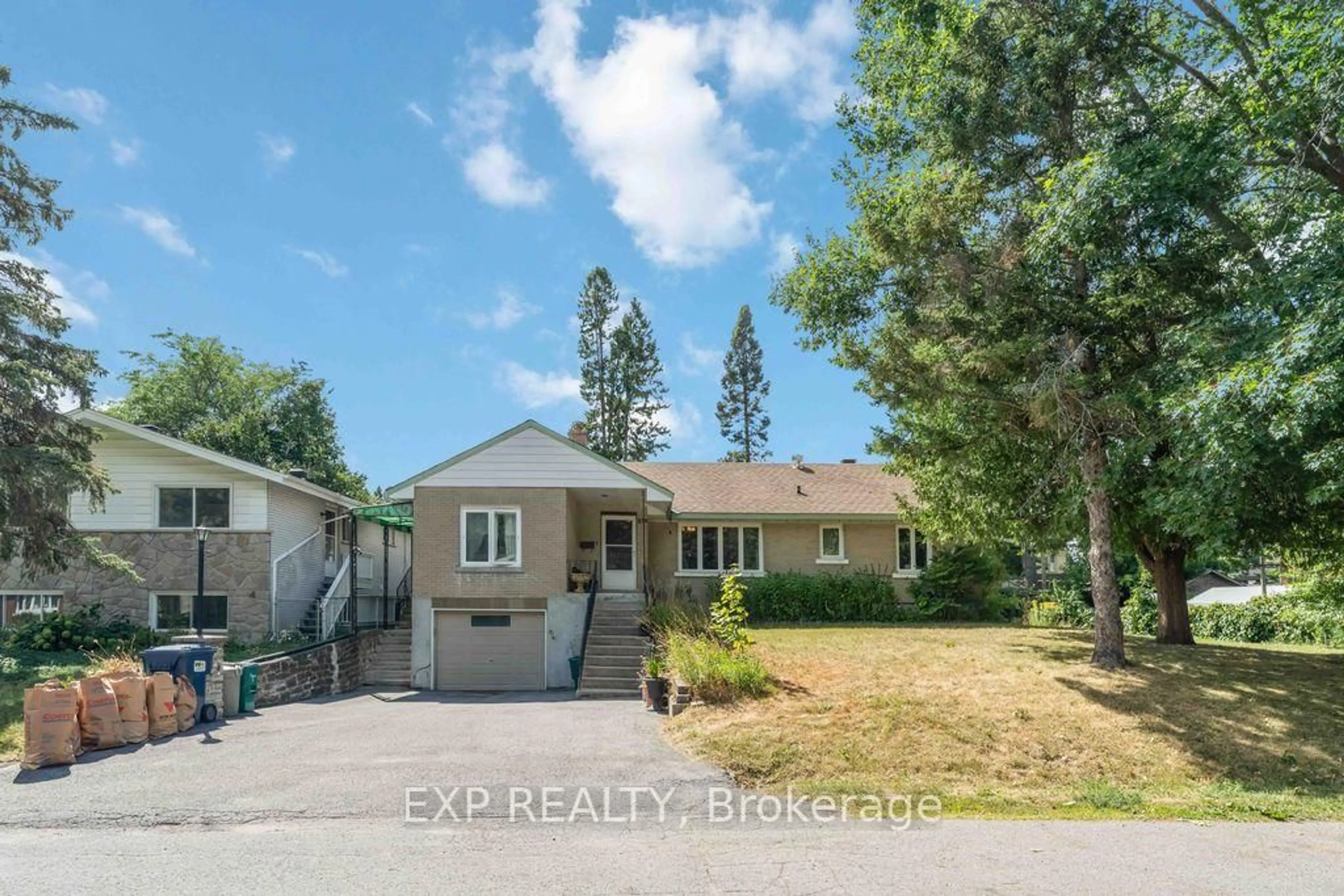 A pic from outside/outdoor area/front of a property/back of a property/a pic from drone, street for 878 Ivanhoe Ave, Ottawa Ontario K2B 5S5
