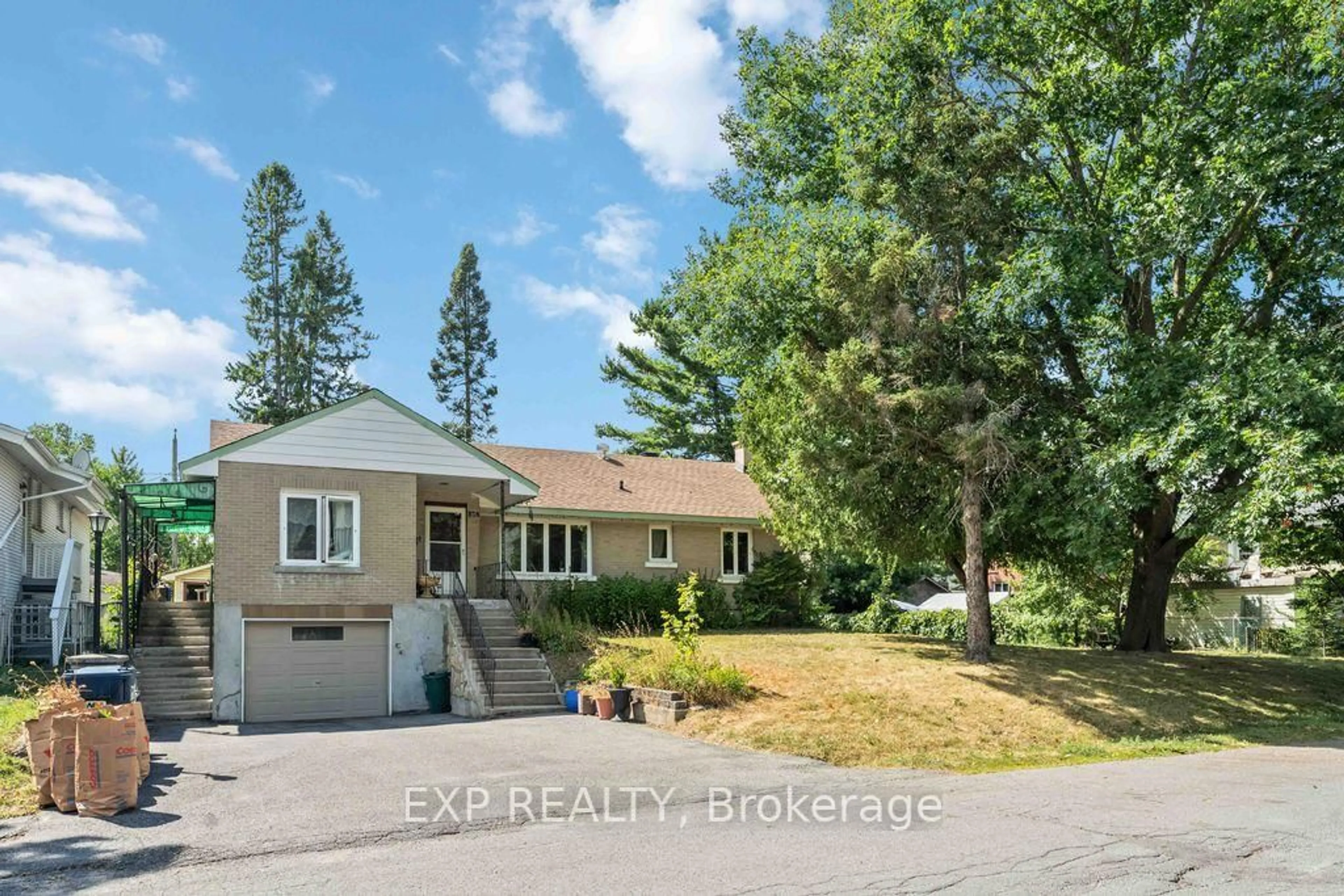 A pic from outside/outdoor area/front of a property/back of a property/a pic from drone, street for 878 Ivanhoe Ave, Ottawa Ontario K2B 5S5