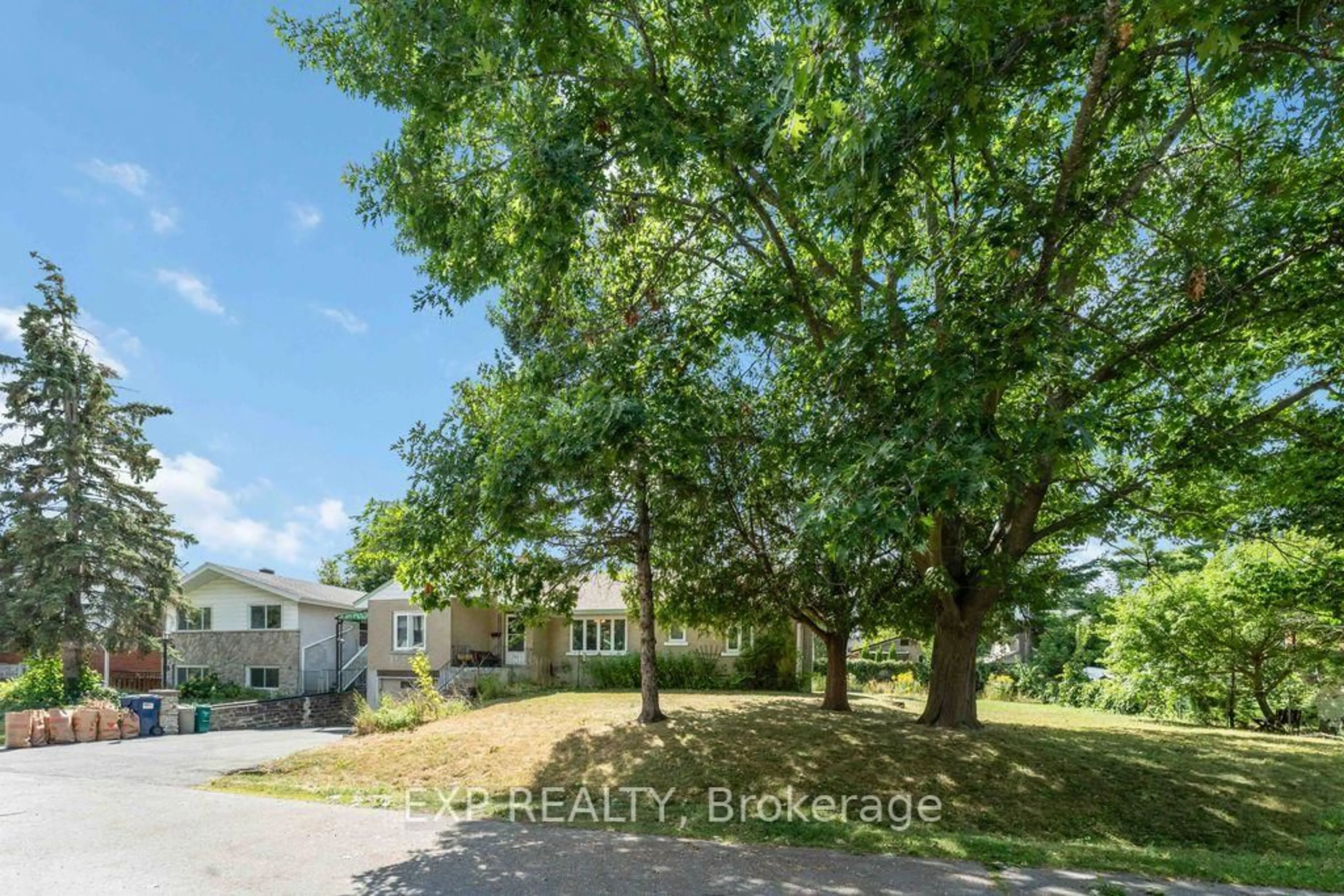 A pic from outside/outdoor area/front of a property/back of a property/a pic from drone, water/lake/river/ocean view for 878 Ivanhoe Ave, Ottawa Ontario K2B 5S5