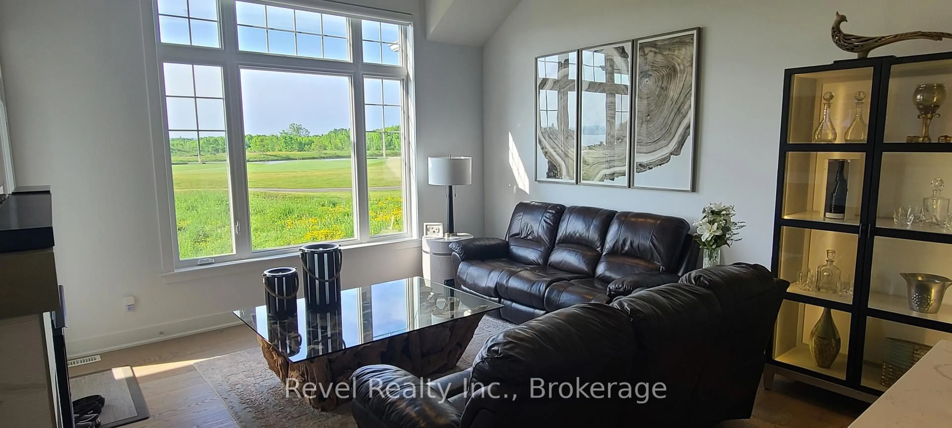 Living room with furniture, ceramic/tile floor for 258 Ironwood Way, Georgian Bluffs Ontario N0H 1S0