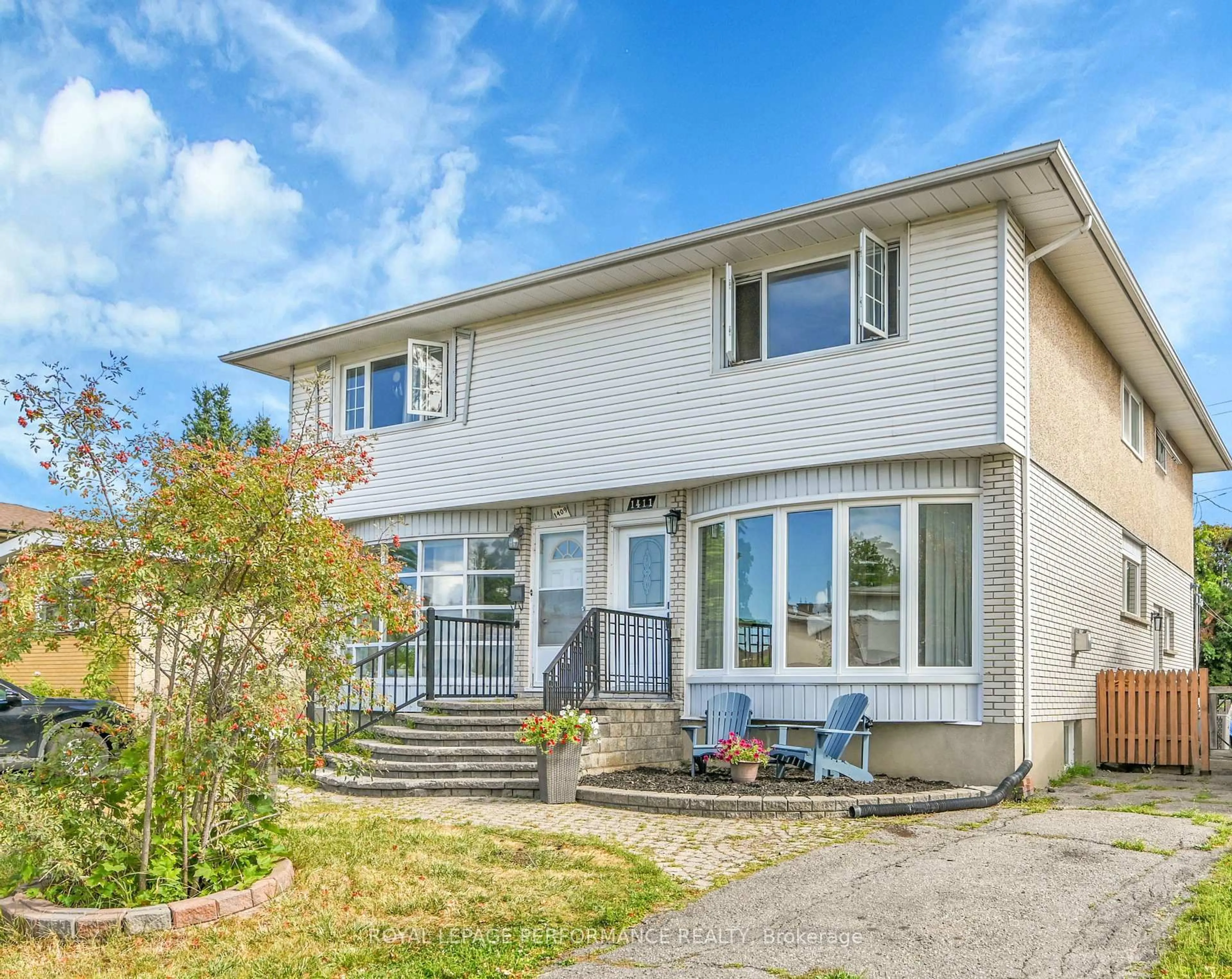 Home with vinyl exterior material, street for 1411 Bellamy St, Ottawa Ontario K2C 1S4