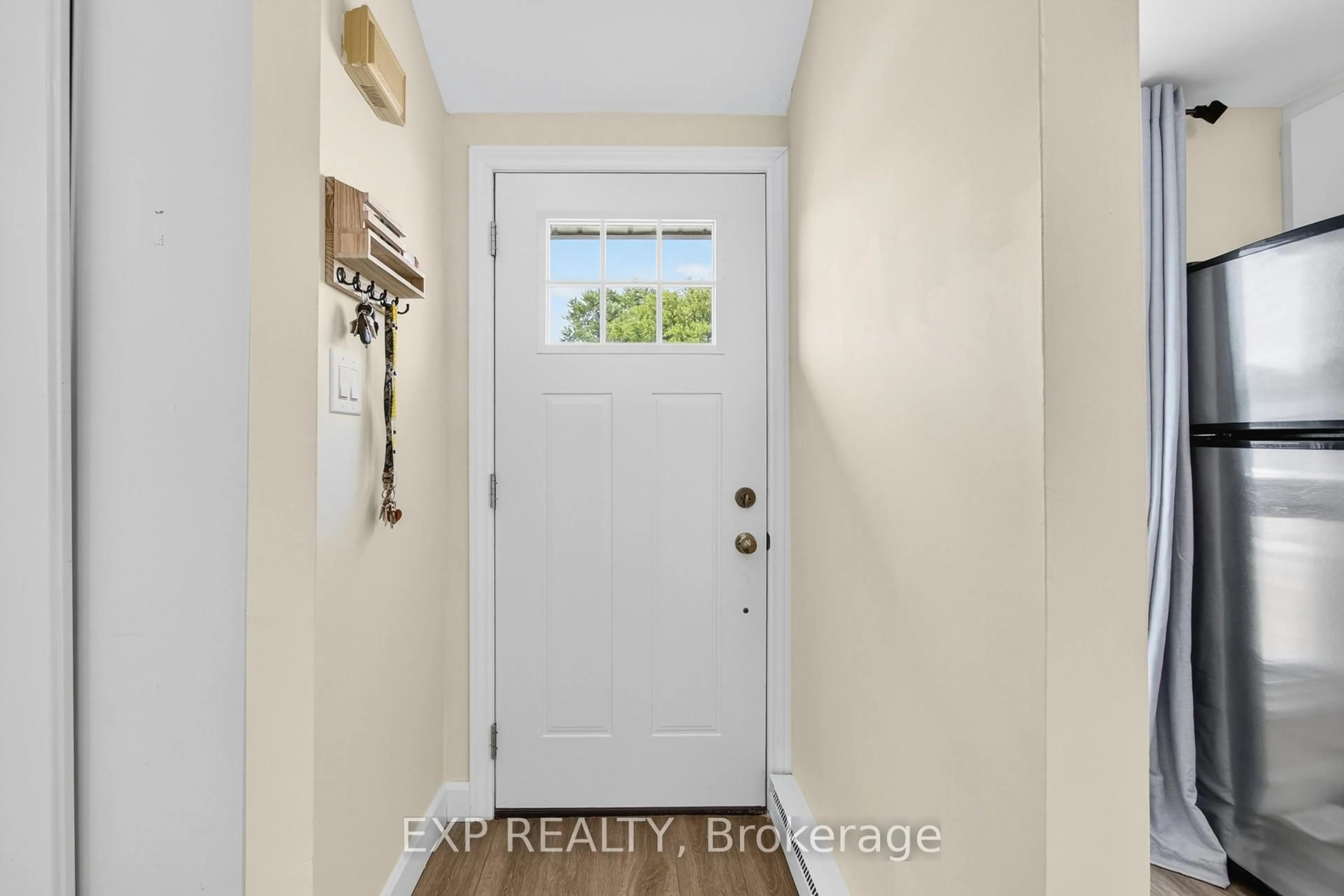 Indoor entryway for 720 Parkview Cres, Cambridge Ontario N3H 4X9