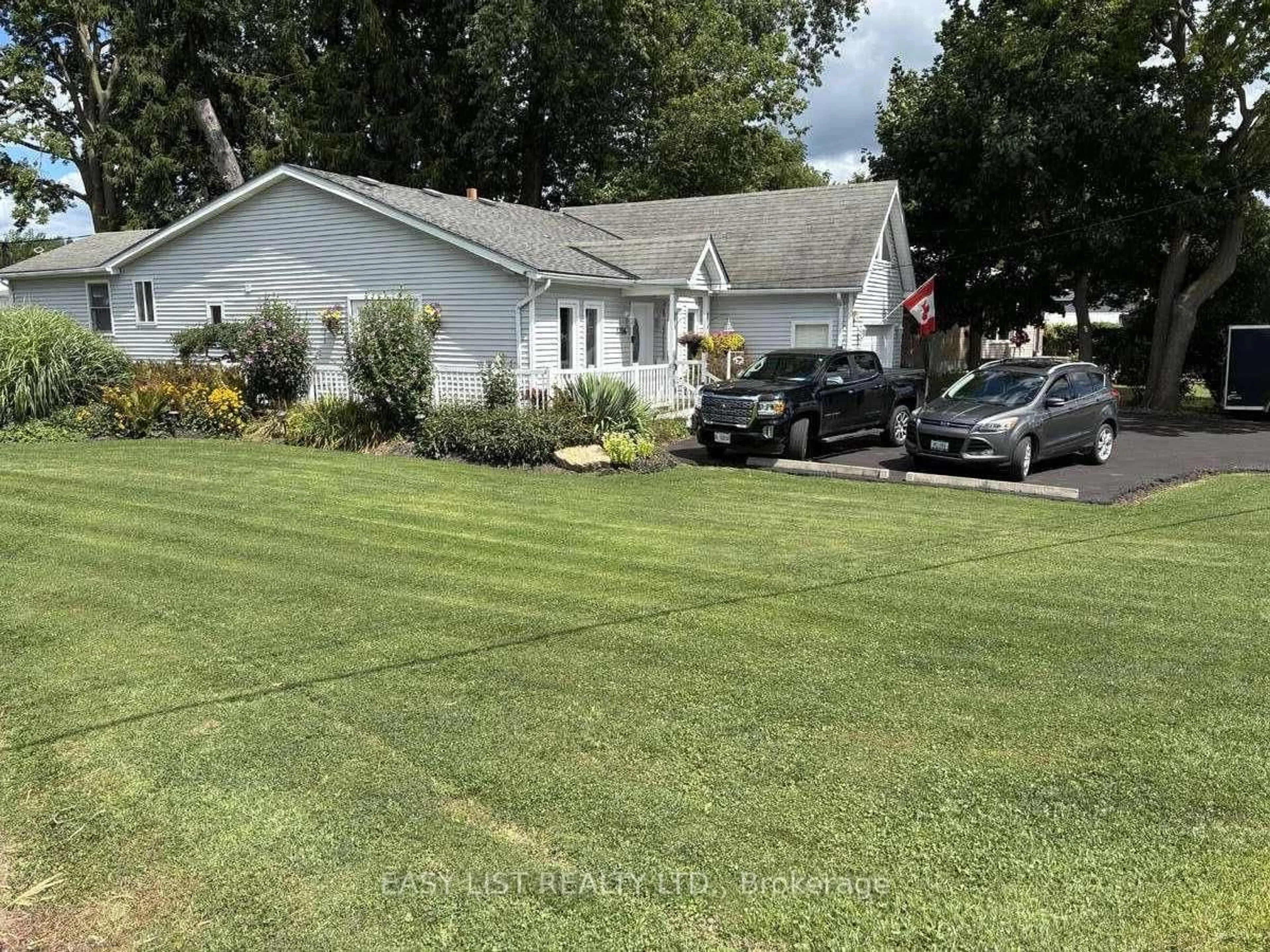 A pic from outside/outdoor area/front of a property/back of a property/a pic from drone, unknown for 3706 Catherine St, Thames Centre Ontario N0L 1G1