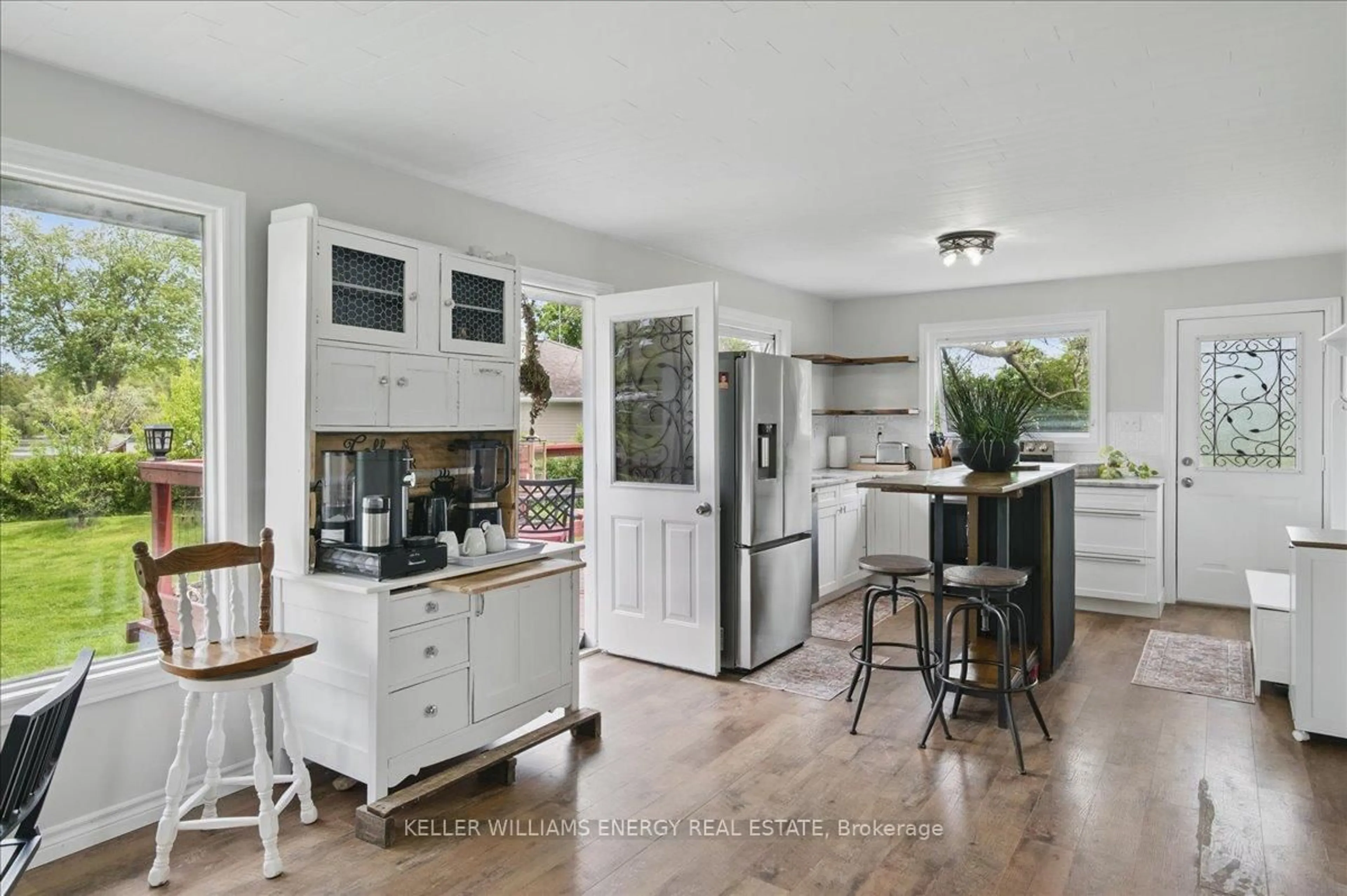 Open concept kitchen, ceramic/tile floor for 33 Lila Crt, Kawartha Lakes Ontario K0L 2W0