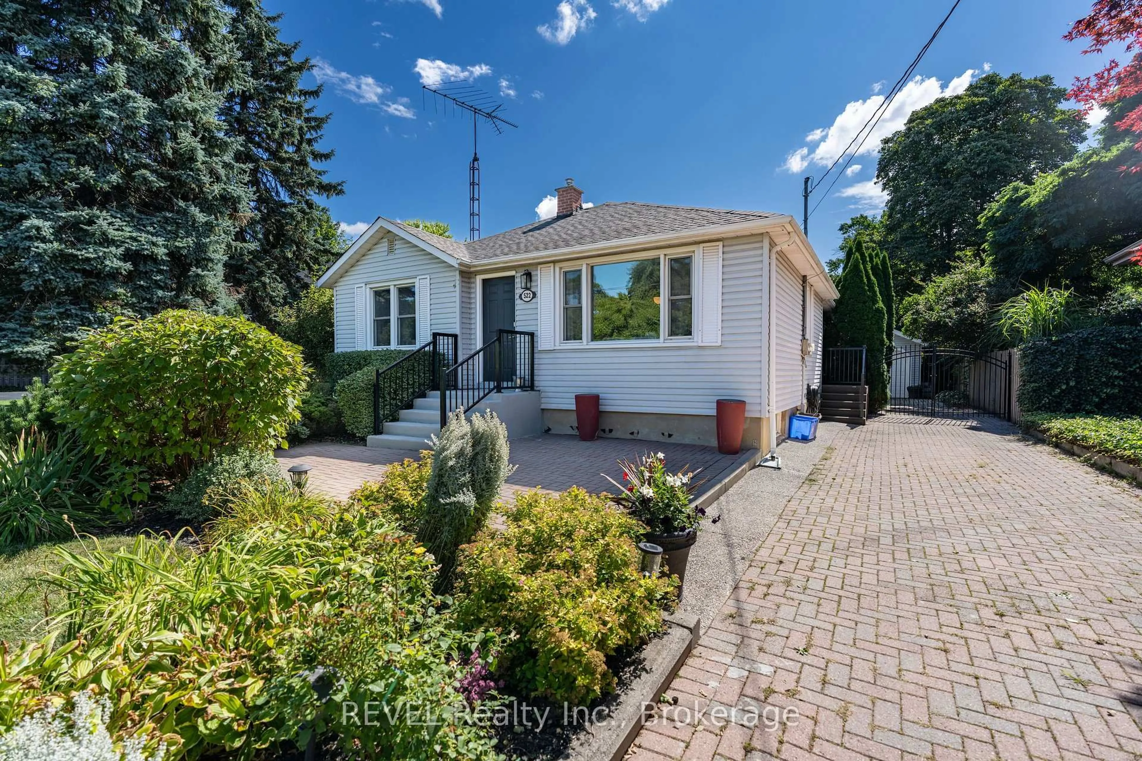 A pic from outside/outdoor area/front of a property/back of a property/a pic from drone, street for 522 Mississagua St, Niagara-on-the-Lake Ontario L0S 1J0