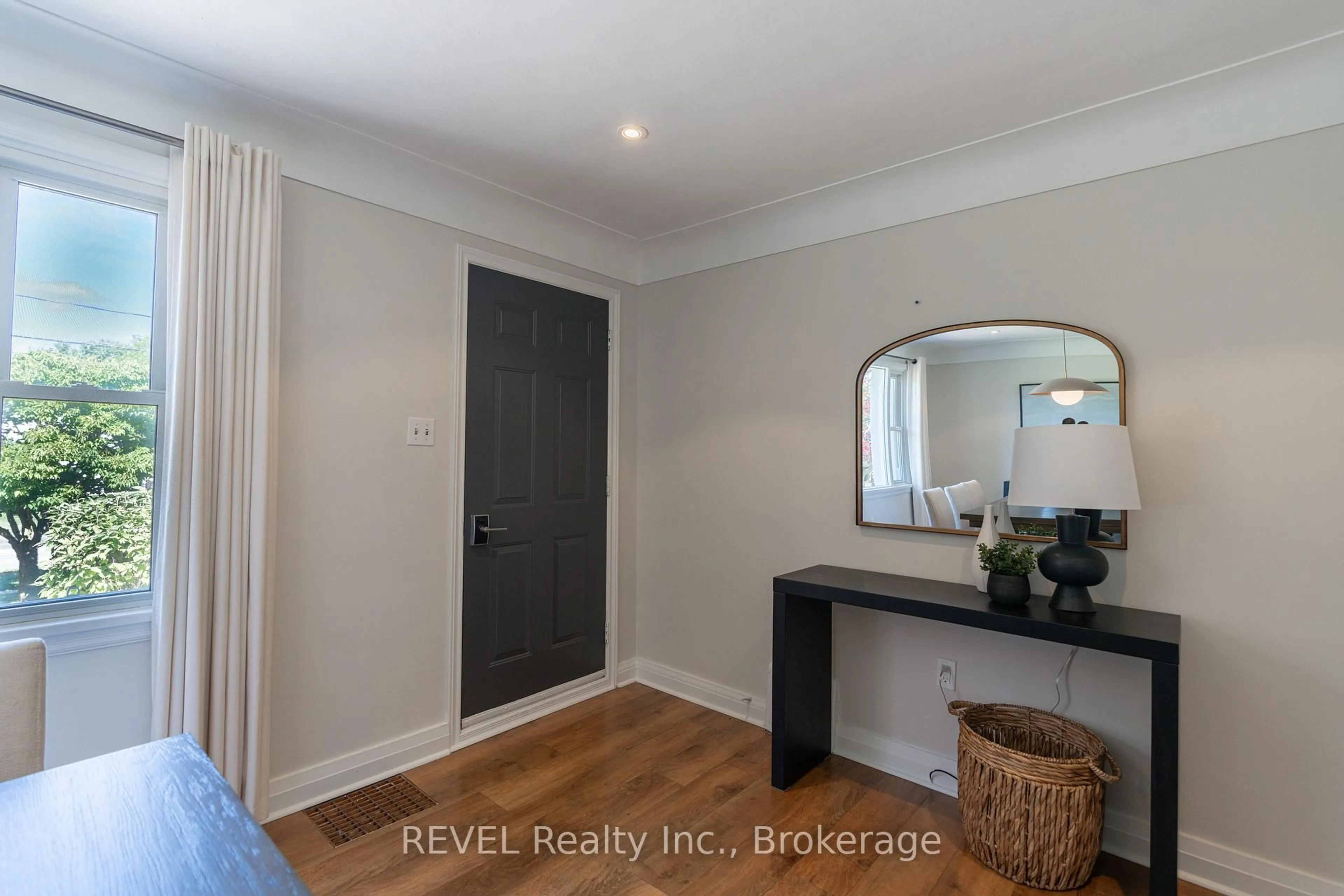 Indoor entryway for 522 Mississagua St, Niagara-on-the-Lake Ontario L0S 1J0