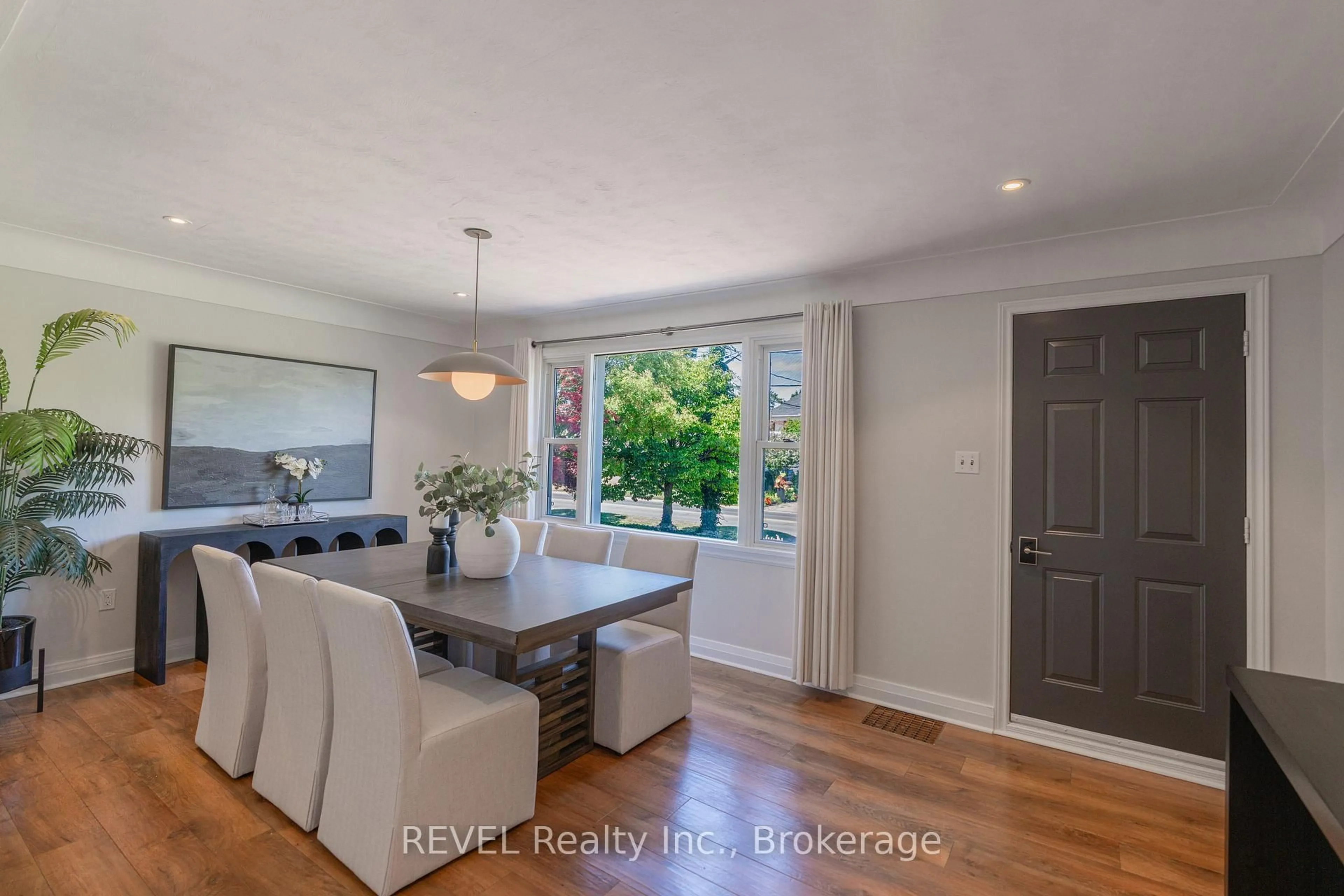 Dining room, ceramic/tile floor for 522 Mississagua St, Niagara-on-the-Lake Ontario L0S 1J0