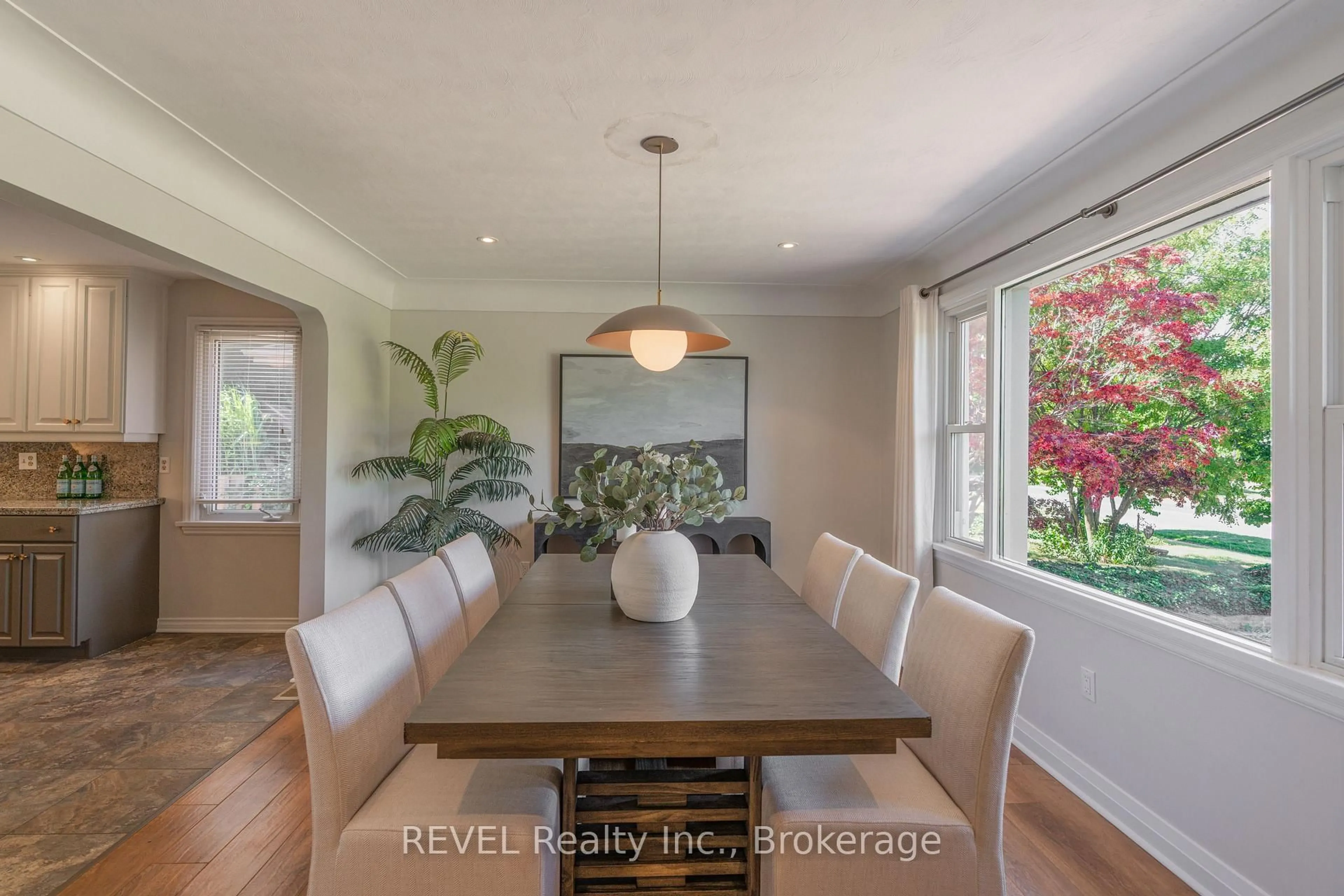 Dining room, wood/laminate floor for 522 Mississagua St, Niagara-on-the-Lake Ontario L0S 1J0