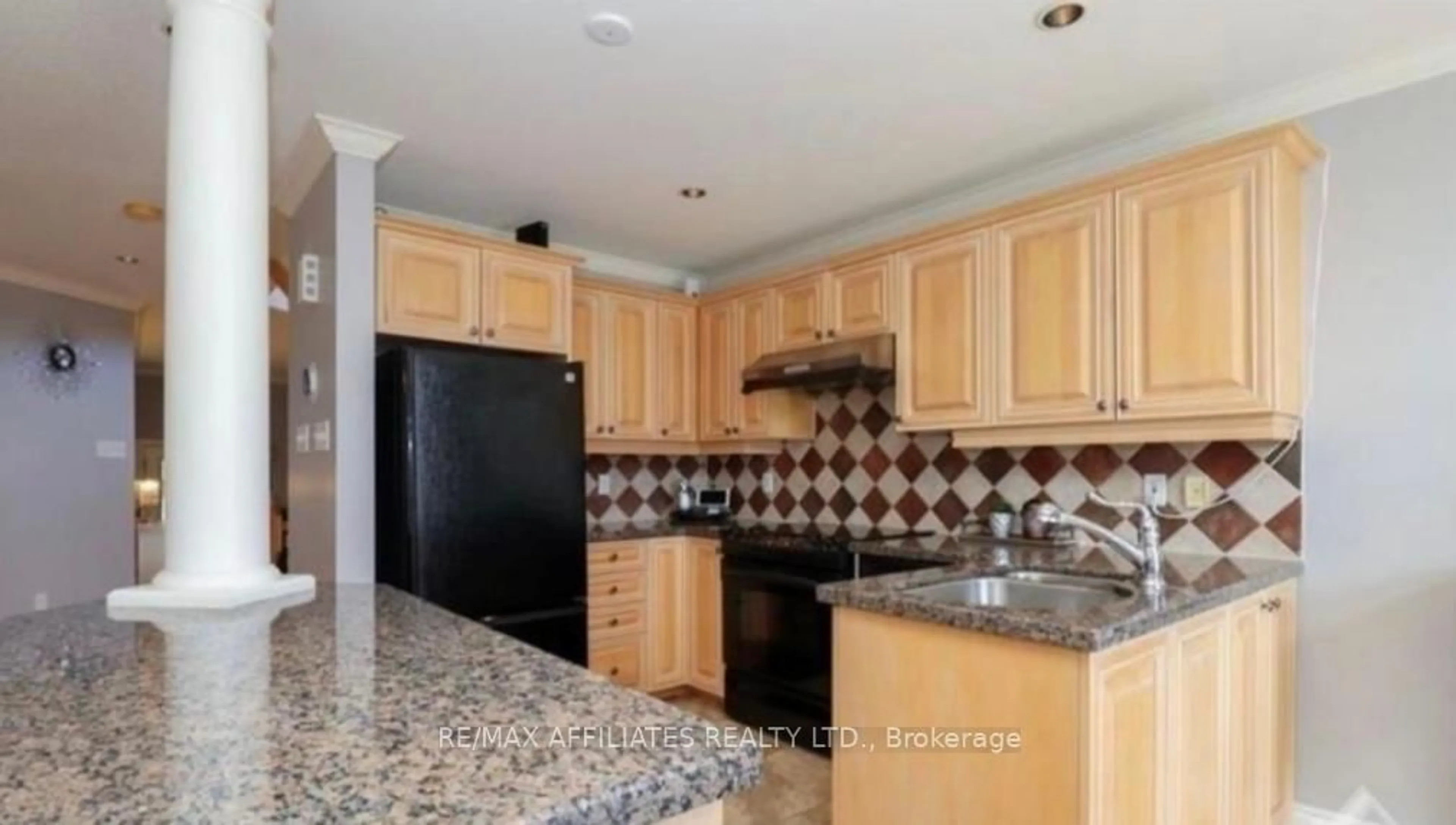 Standard kitchen, ceramic/tile floor for 561 AQUAVIEW Dr, Ottawa Ontario K4A 4V4