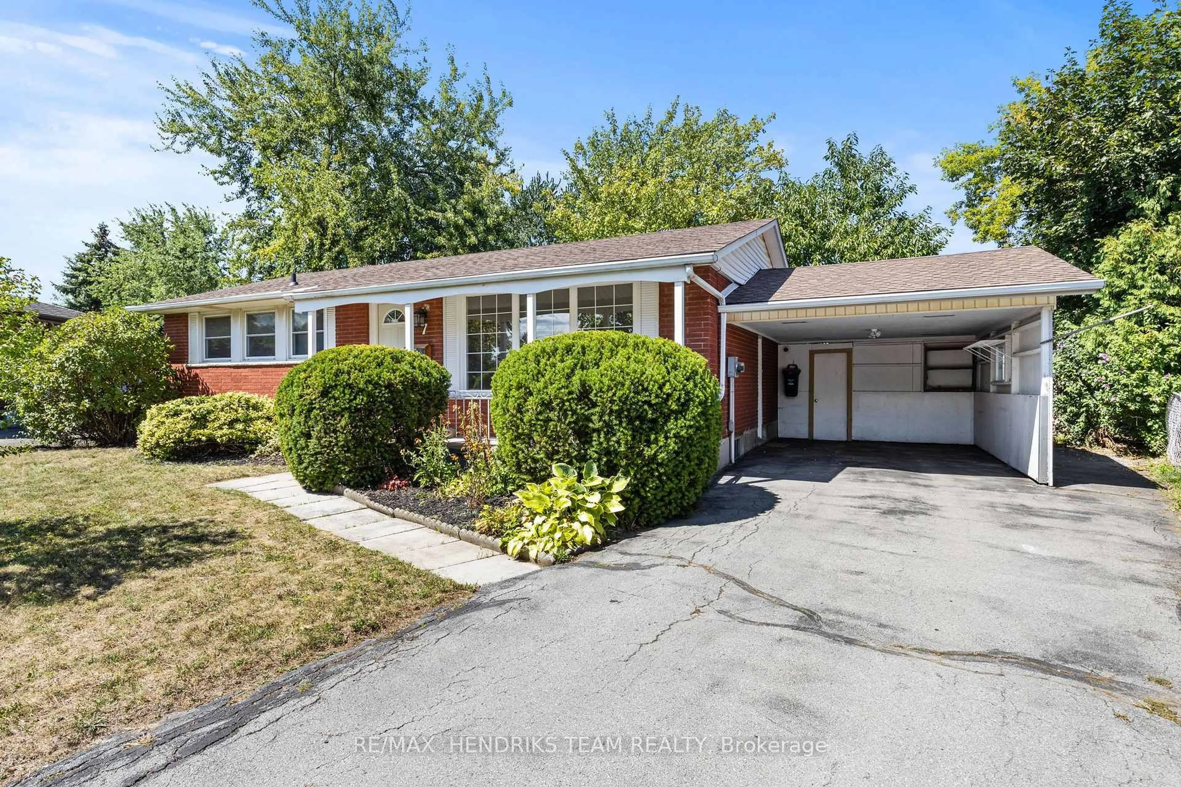 Home with brick exterior material, street for 7 Chelmsford Crt, St. Catharines Ontario L2M 6H4