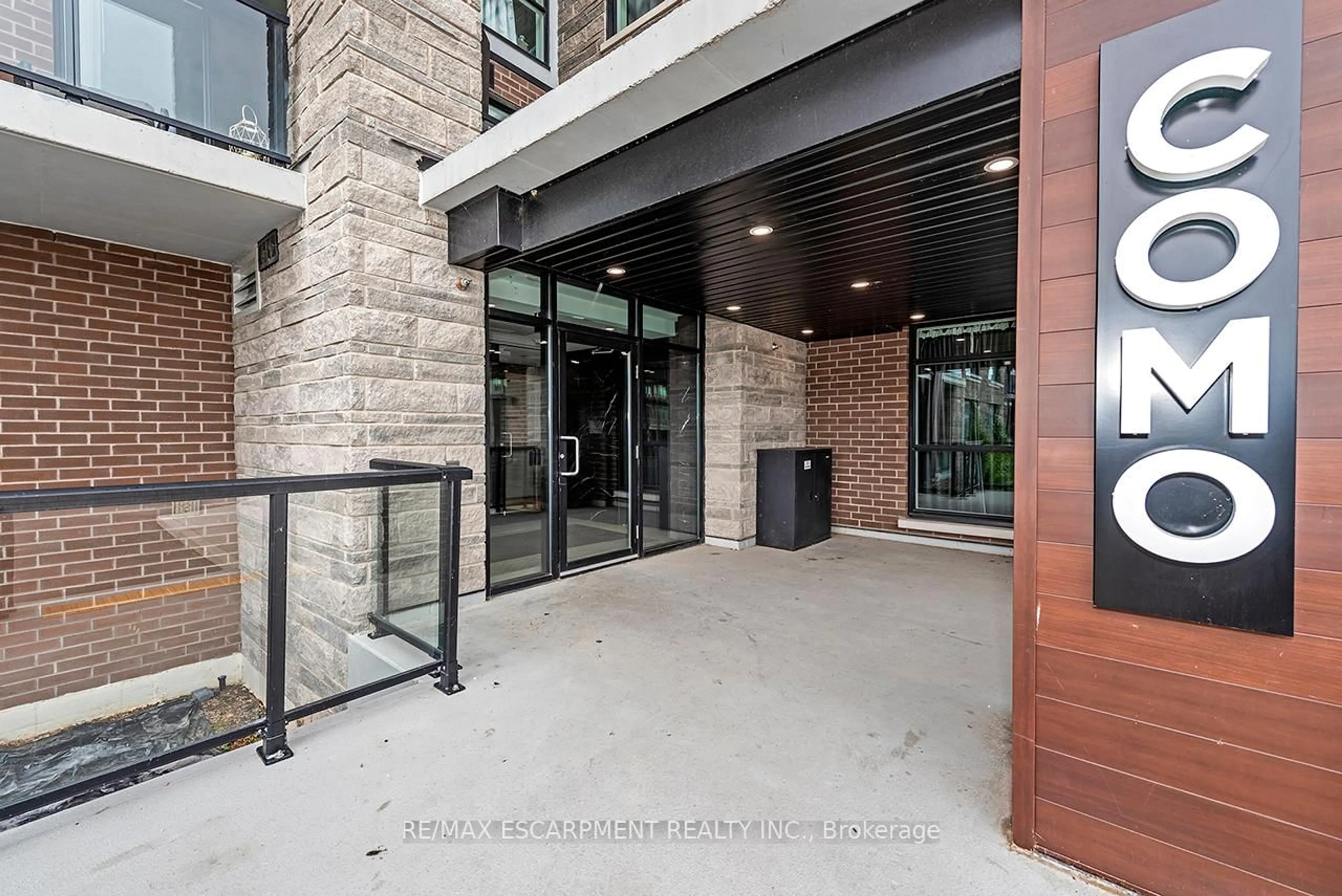 Indoor foyer for 600 North Service Rd #606, Hamilton Ontario L8E 0L2