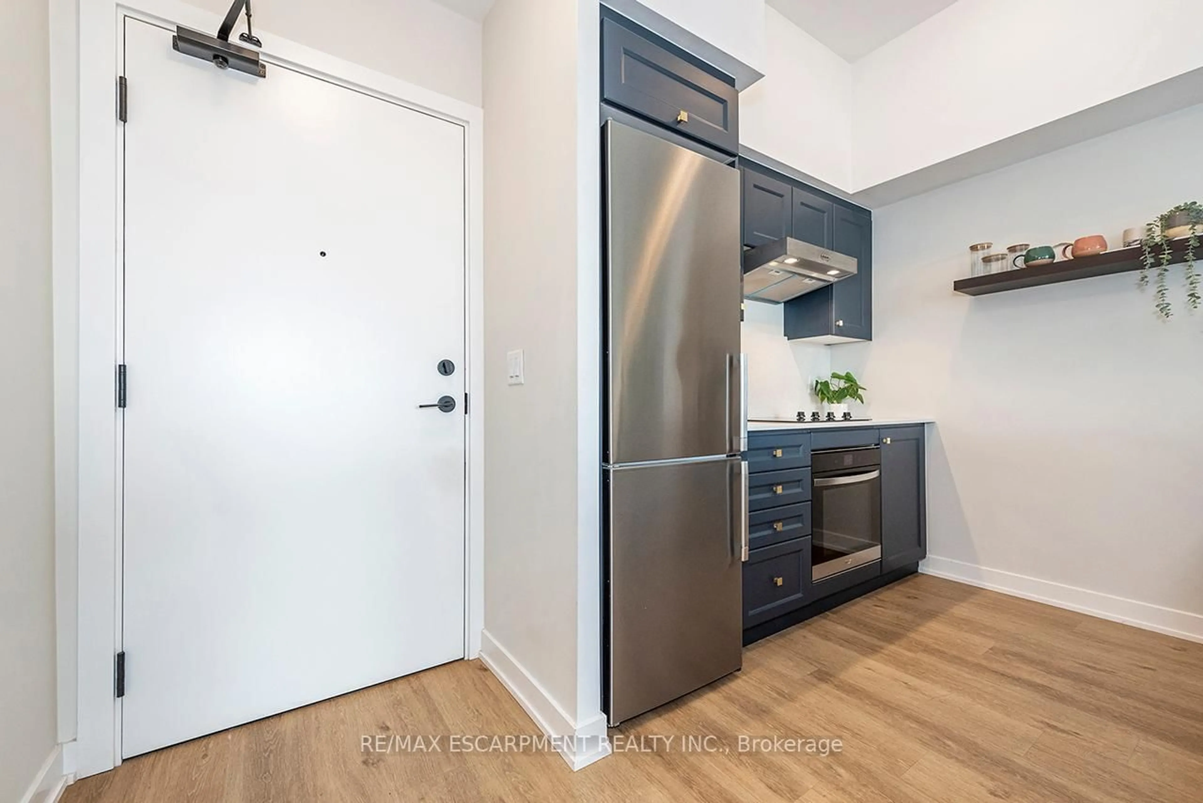 Standard kitchen, unknown for 600 North Service Rd #606, Hamilton Ontario L8E 0L2