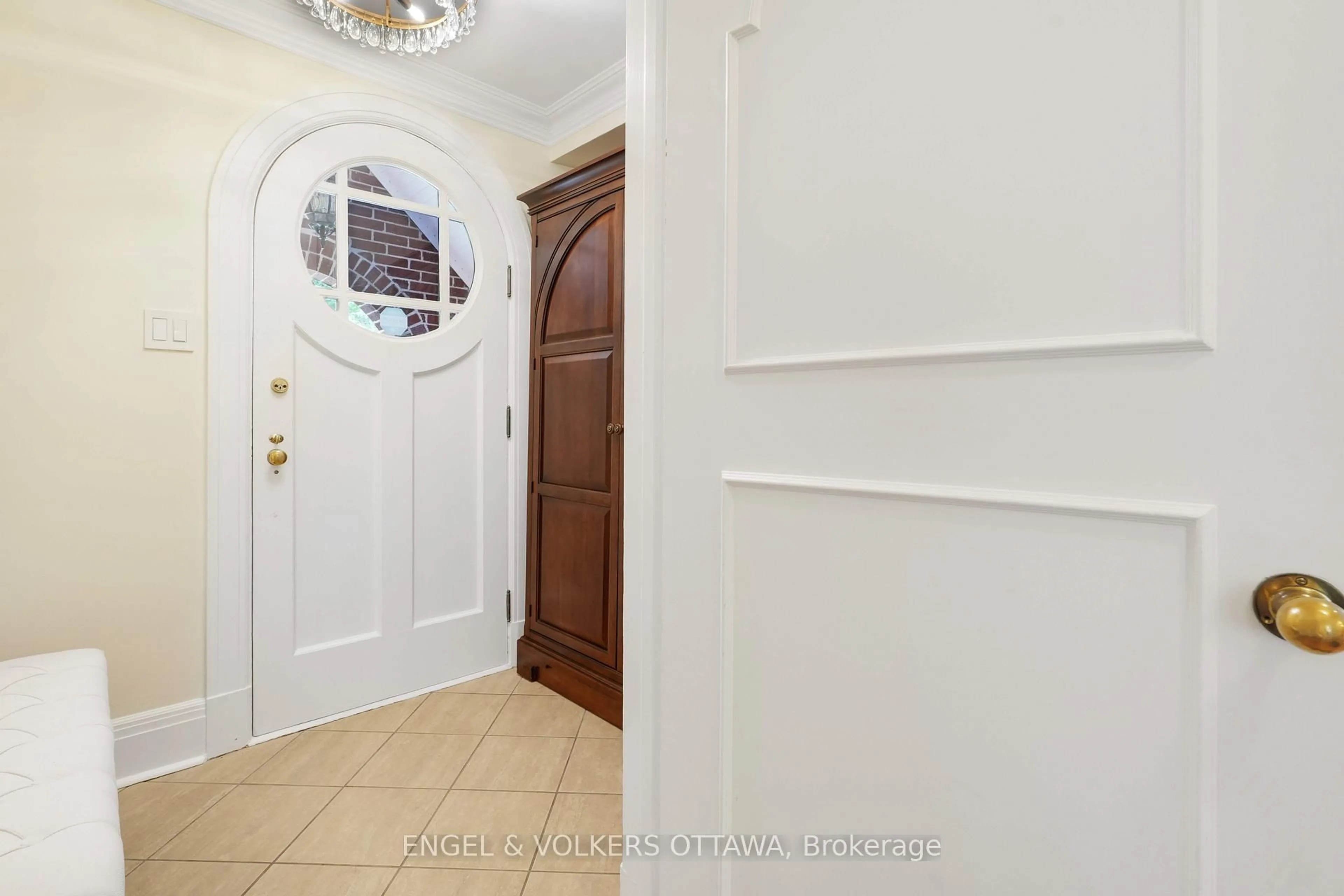 Indoor entryway for 386 Ashbury Rd, Ottawa Ontario K1M 0R8