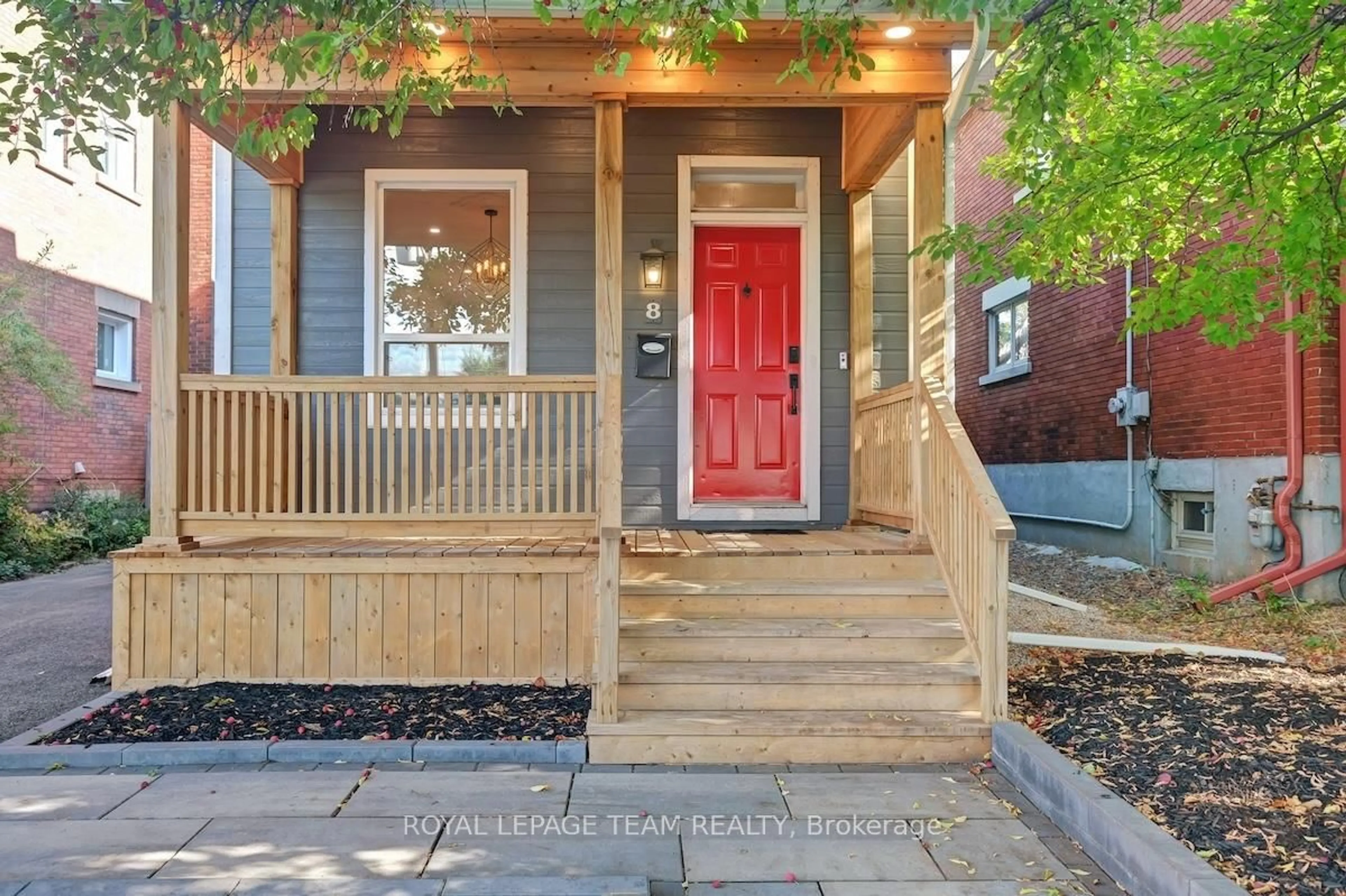 Indoor entryway for 8 Pretoria Ave, Ottawa Ontario K1S 1W7