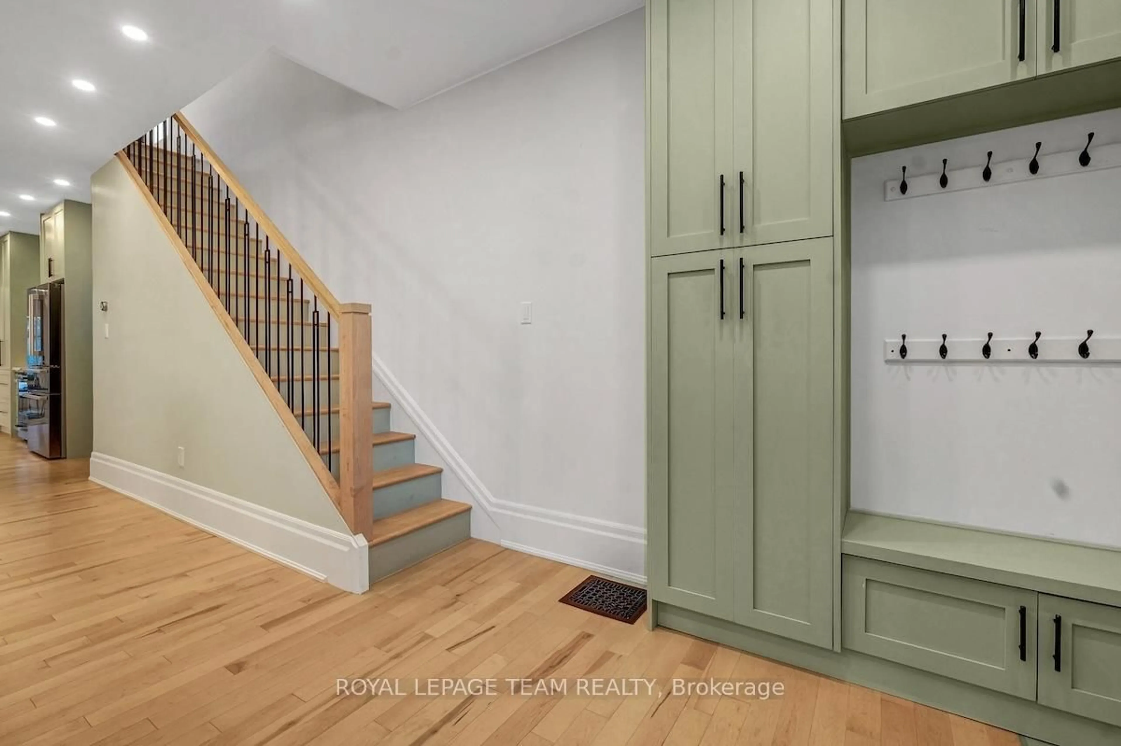 Indoor entryway for 8 Pretoria Ave, Ottawa Ontario K1S 1W7