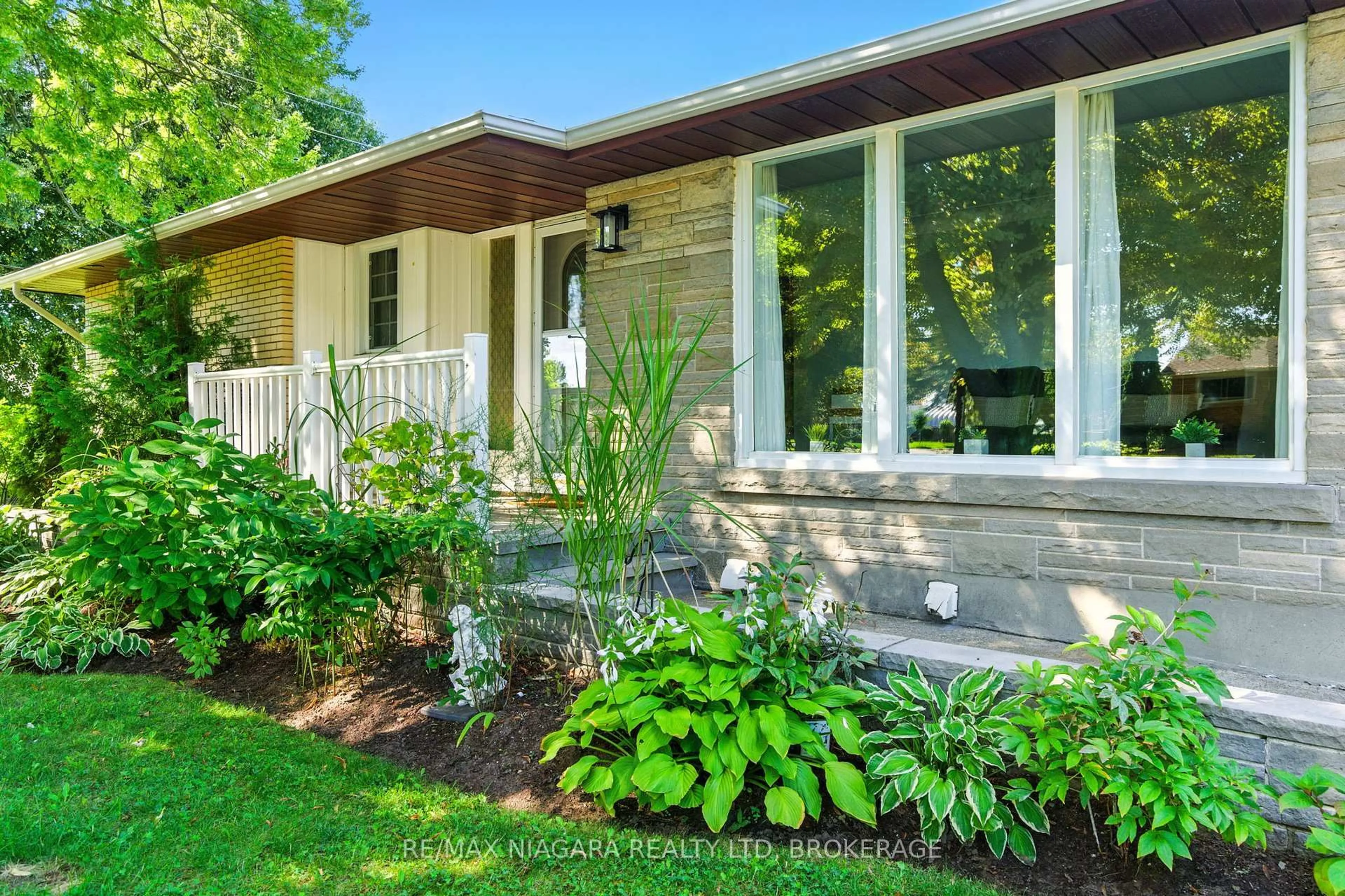 Home with vinyl exterior material, street for 6775 Joyce Ave, Niagara Falls Ontario L2G 4R6
