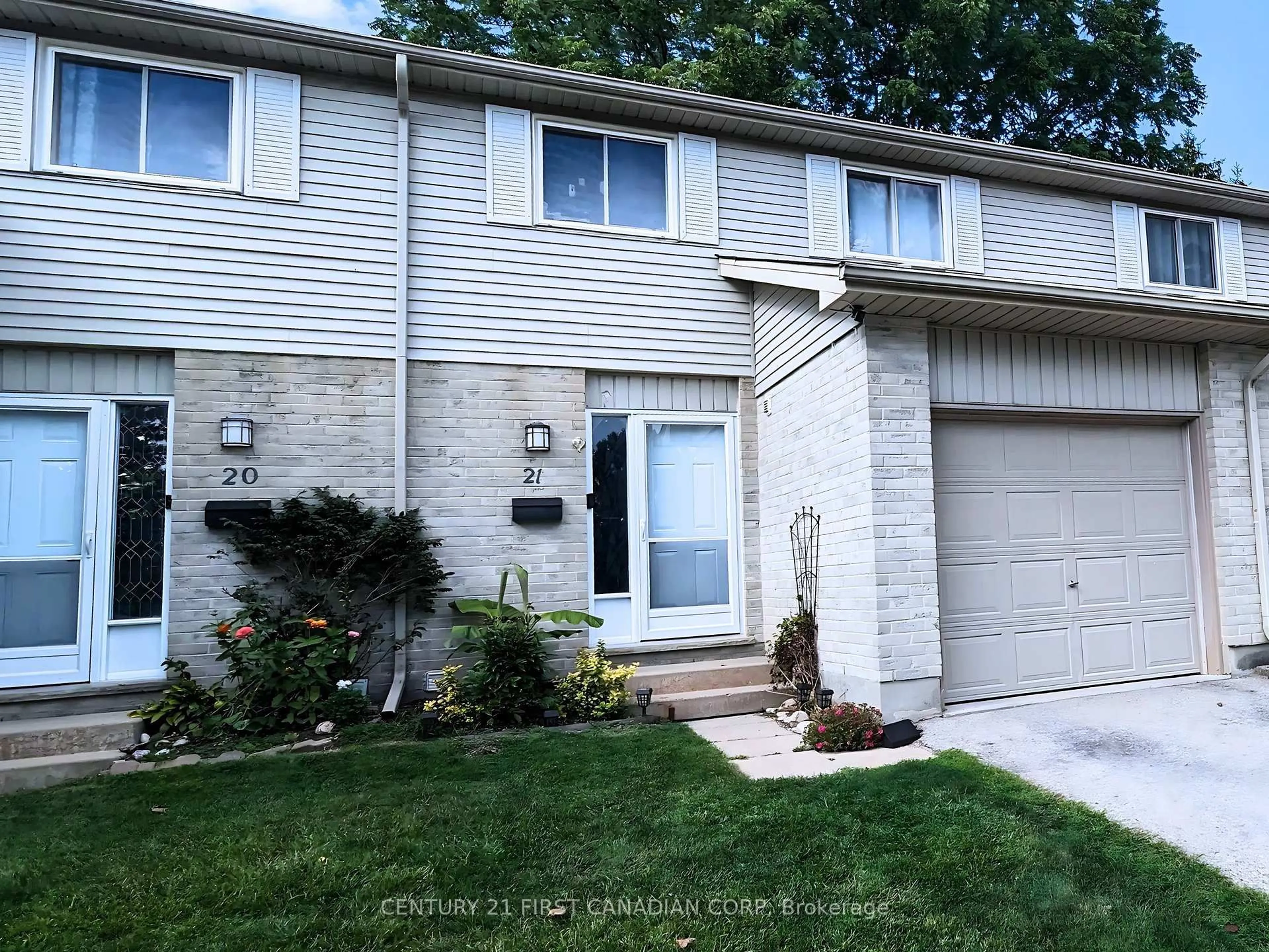 Home with vinyl exterior material, street for 30 Clarendon Cres #21, London South Ontario N6C 5Y1