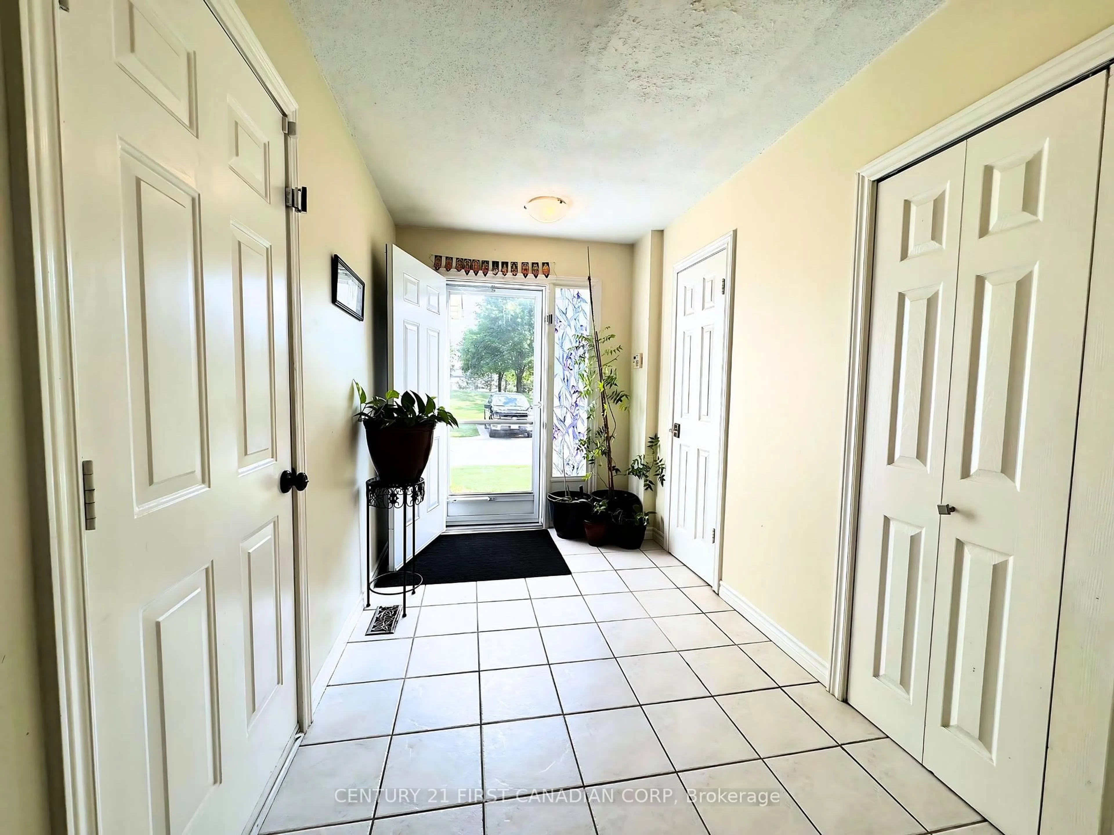 Indoor entryway for 30 Clarendon Cres #21, London South Ontario N6C 5Y1