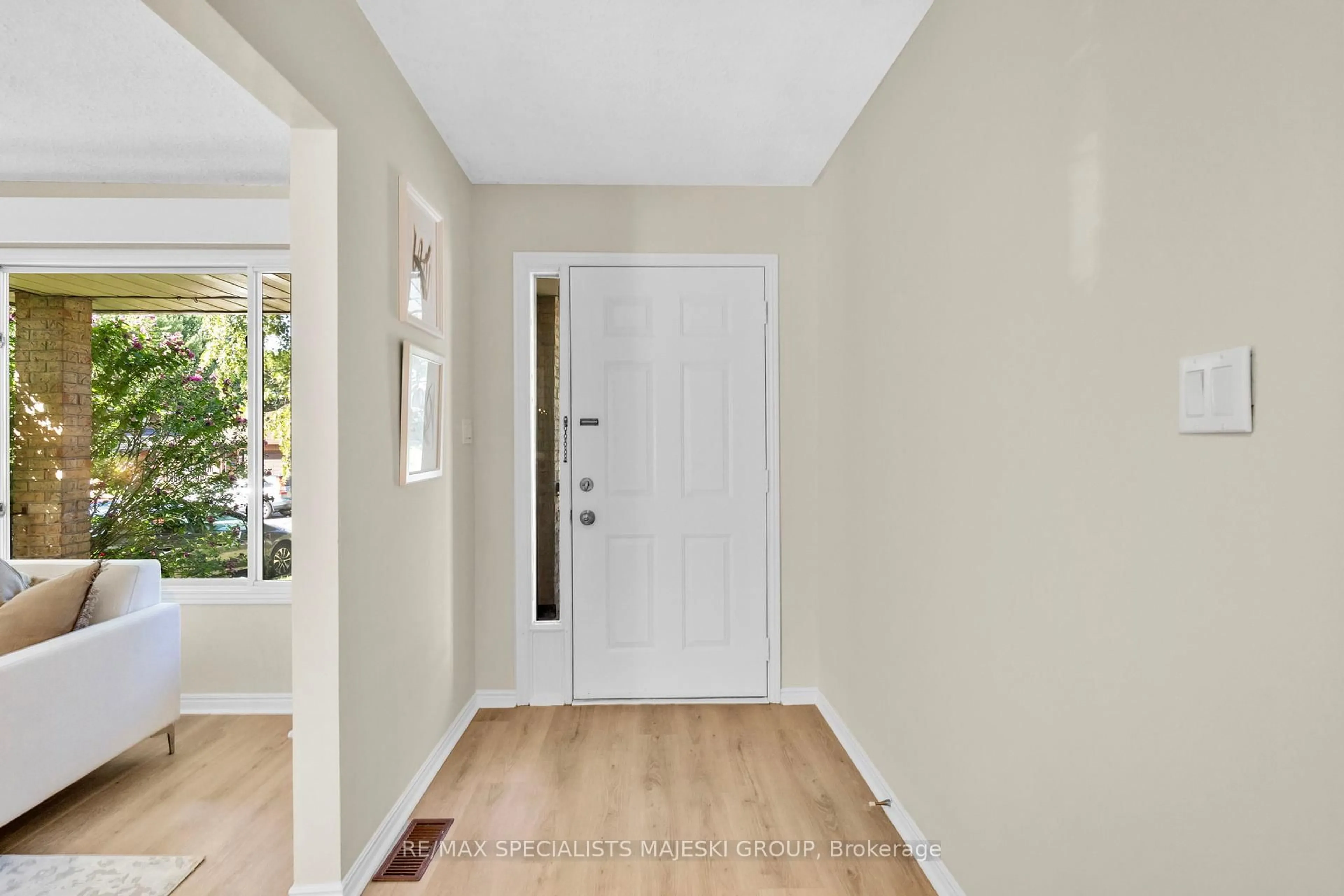 Indoor entryway for 49 Goldwin St, Hamilton Ontario L9C 6V8